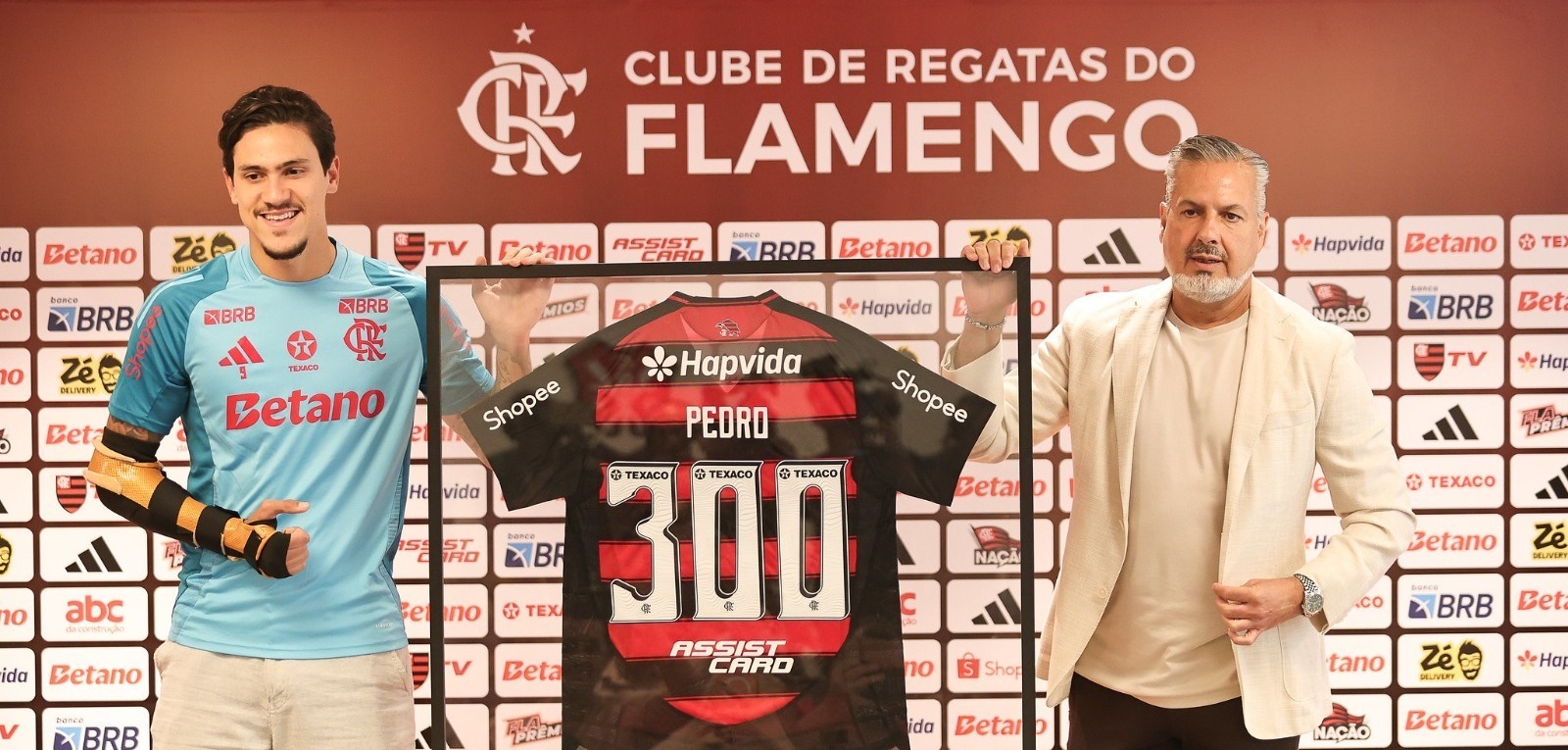 300 Vezes Pedro: Atacante projeta mais títulos e dispara piada sobre a fratura