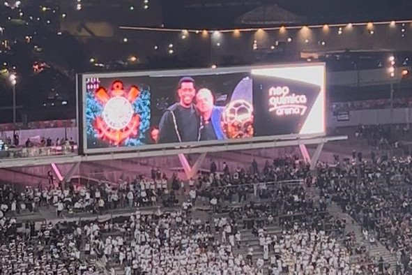 Gil recebe homenagem emocionante do Corinthians na Neo Química Arena, com torcida em peso