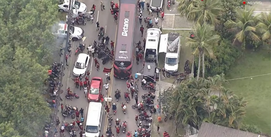Torcida vibra e faz festa em embarque do Flamengo para a decisão da Libertadores