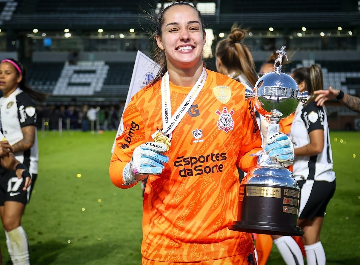 ELA FICA: Corinthians renova contrato com goleira destaque