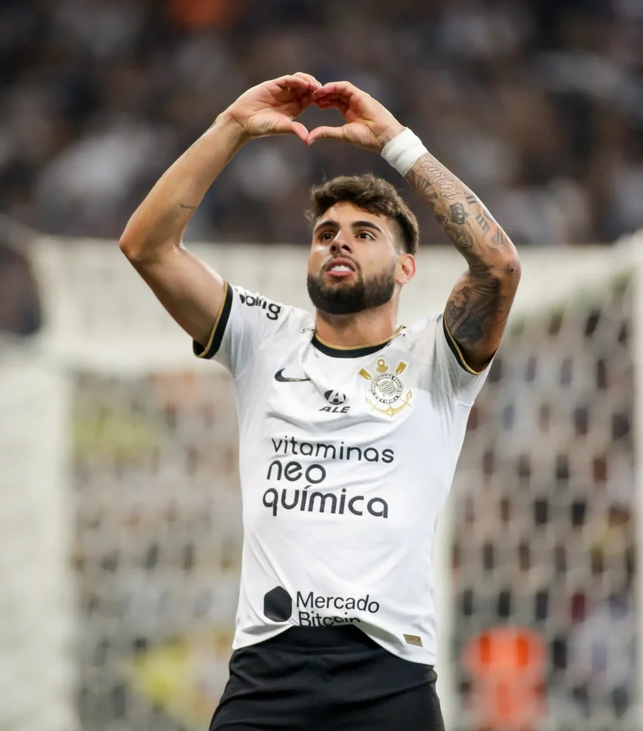 Yuri Alberto comemorando seu gol contra o Atlético-GO