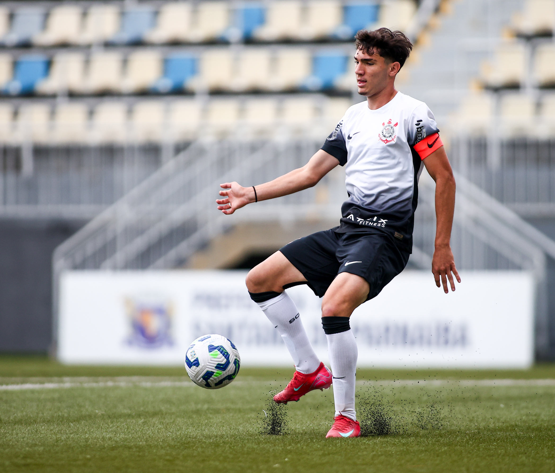 RENOVOU: Corinthians protege promessa da base com novo aditivo e multa de €100 milhões