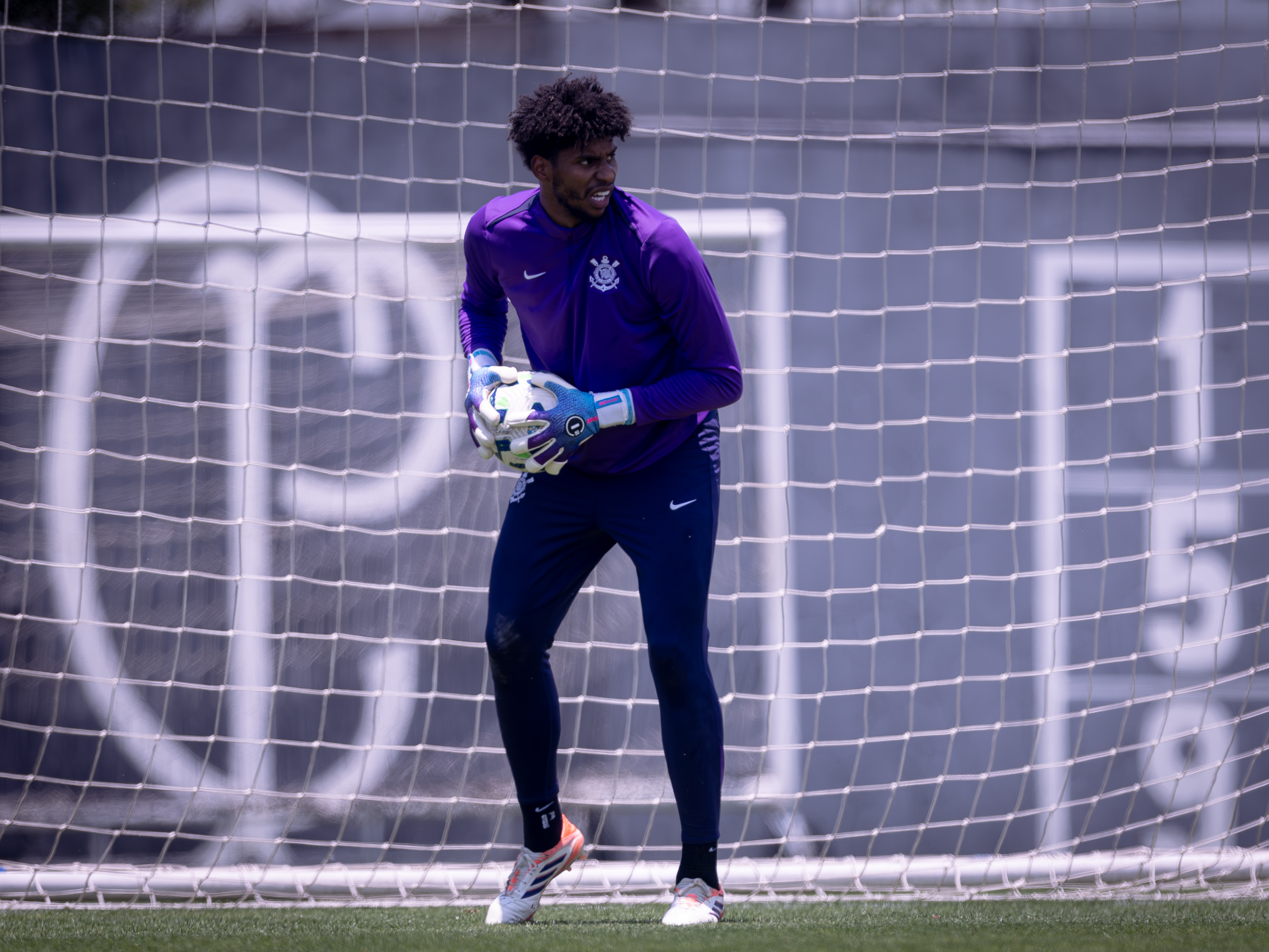 Hugo Souza em campo: Corinthians ganha reforço crucial contra o Grêmio e busca redenção