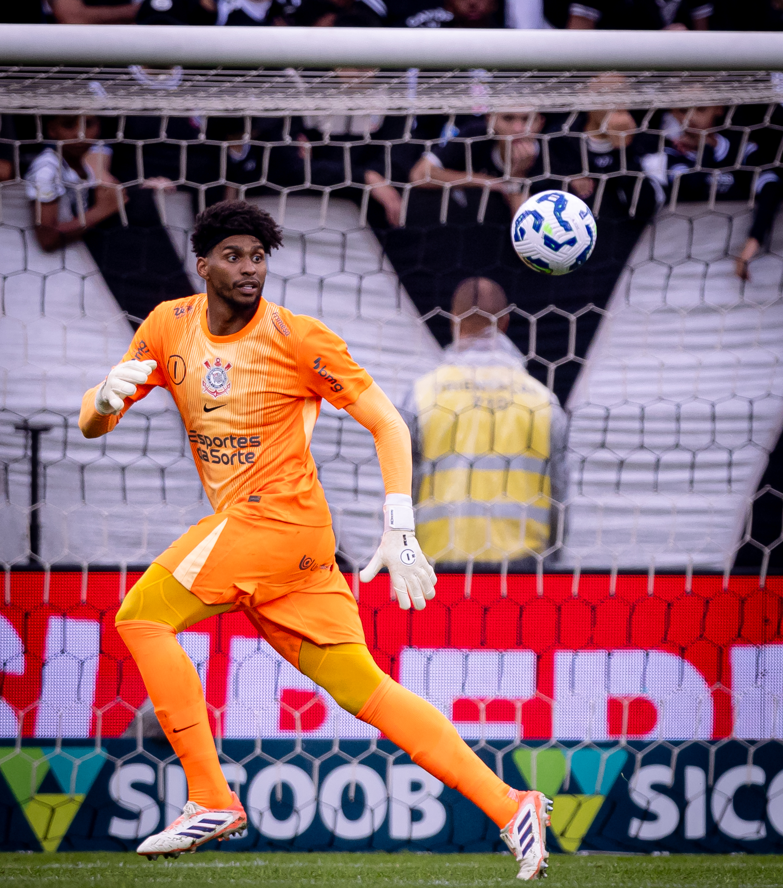 Hugo Souza supera lesão e reforça o Corinthians em vitória sobre o Grêmio