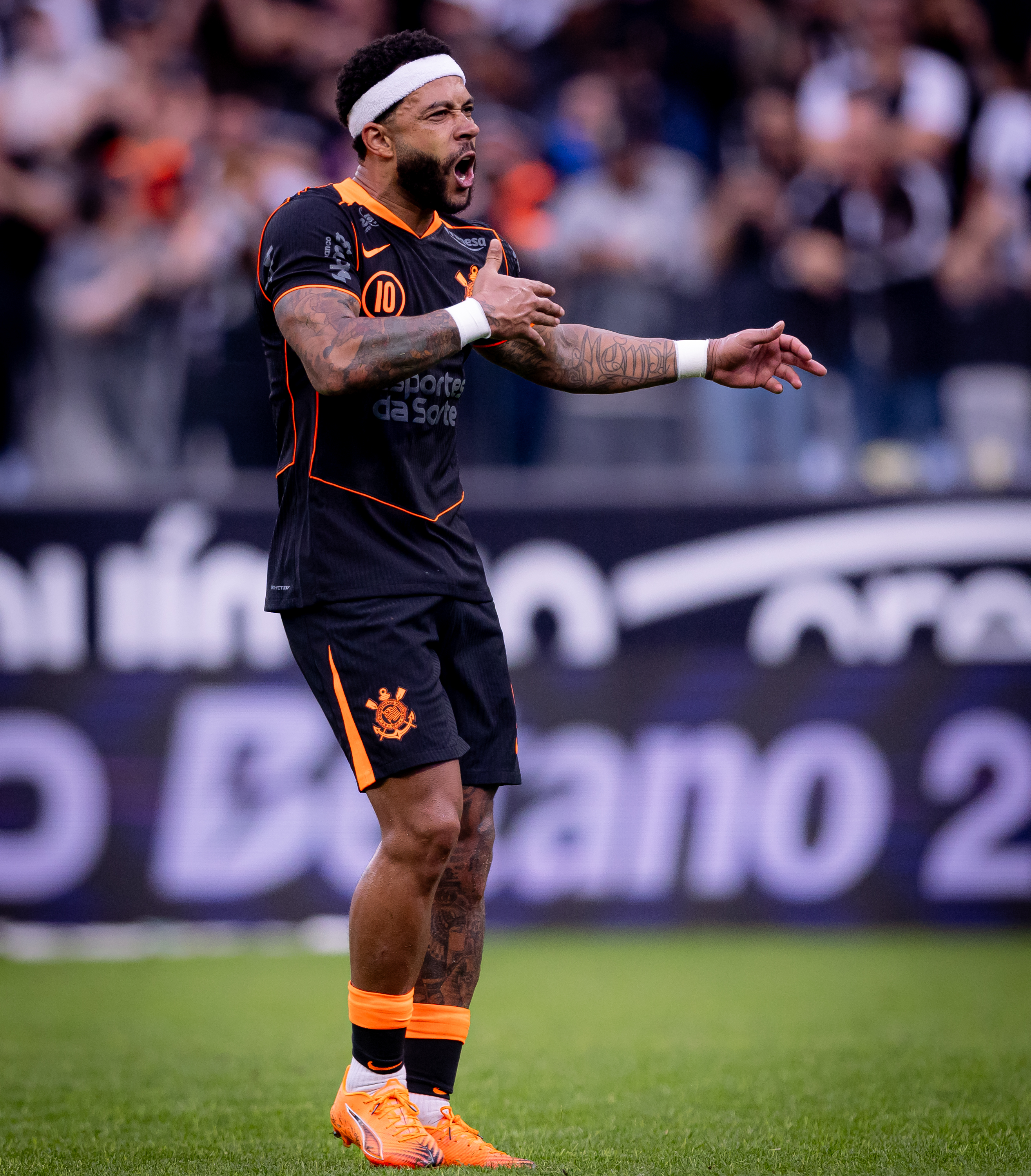 Memphis rebate críticas e despista sobre futuro no Corinthians, enquanto impasse sobre renovação persiste