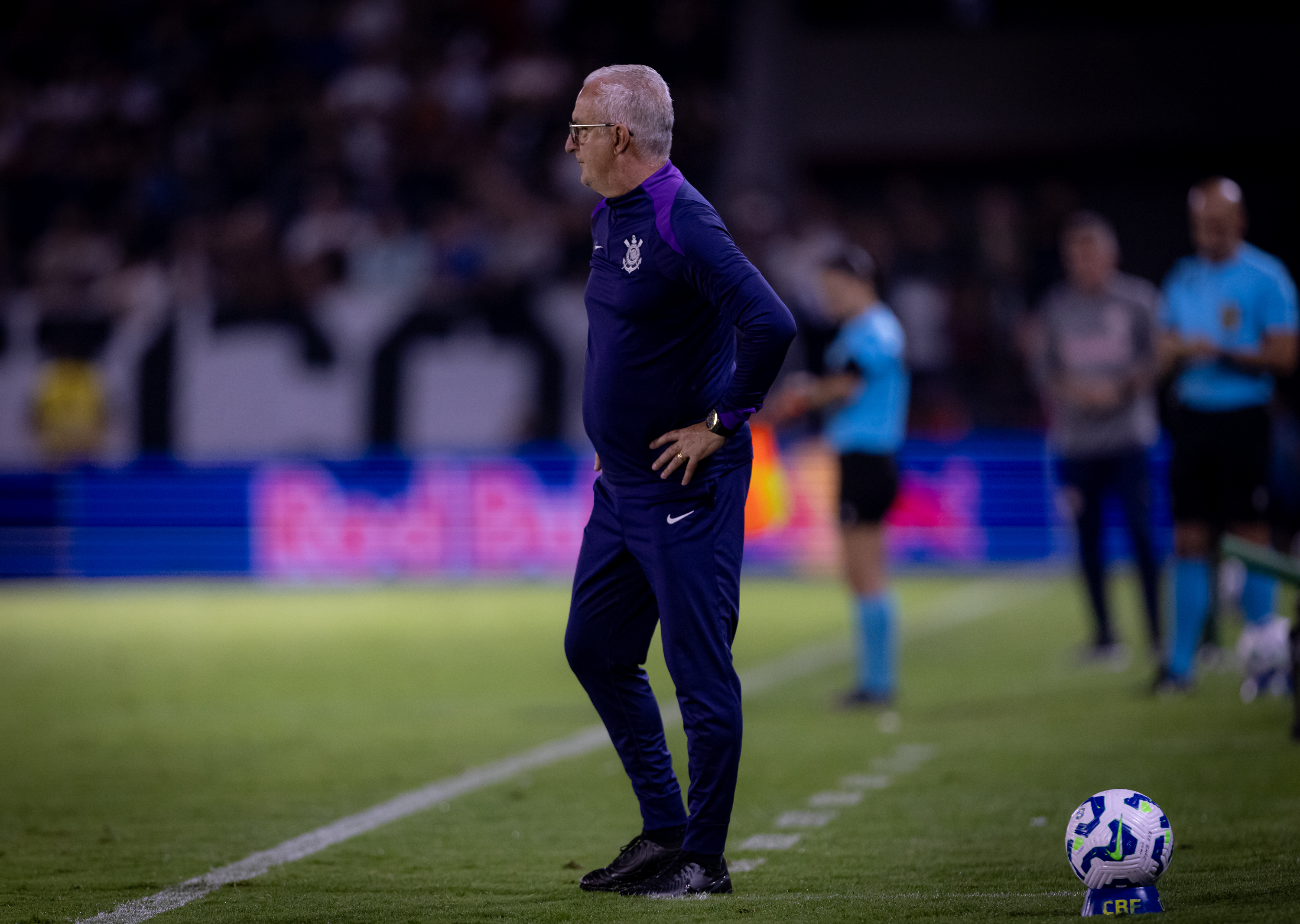 Dorival critica árbitros após derrota do Corinthians, apontando 