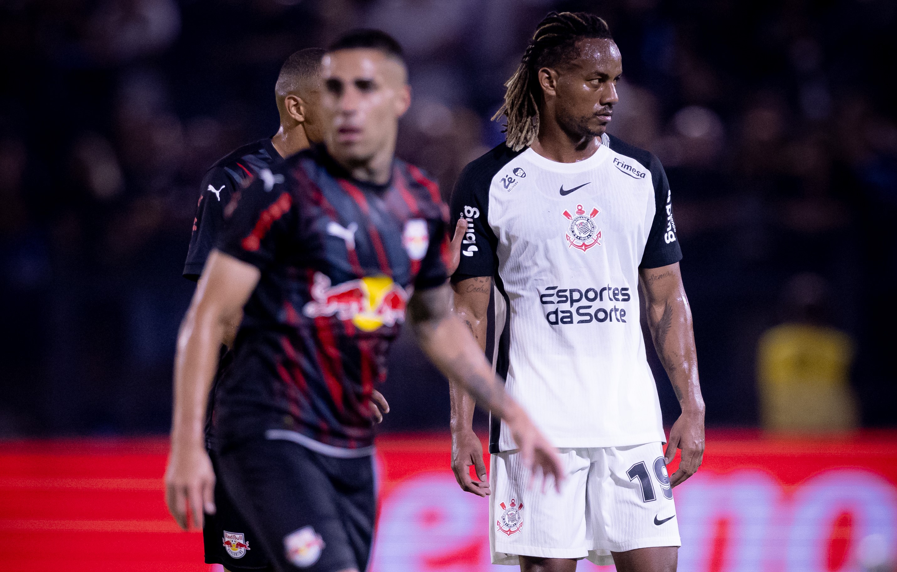 Árbitro justifica expulsão de jogadores do Corinthians em jogo polêmico contra o Bragantino