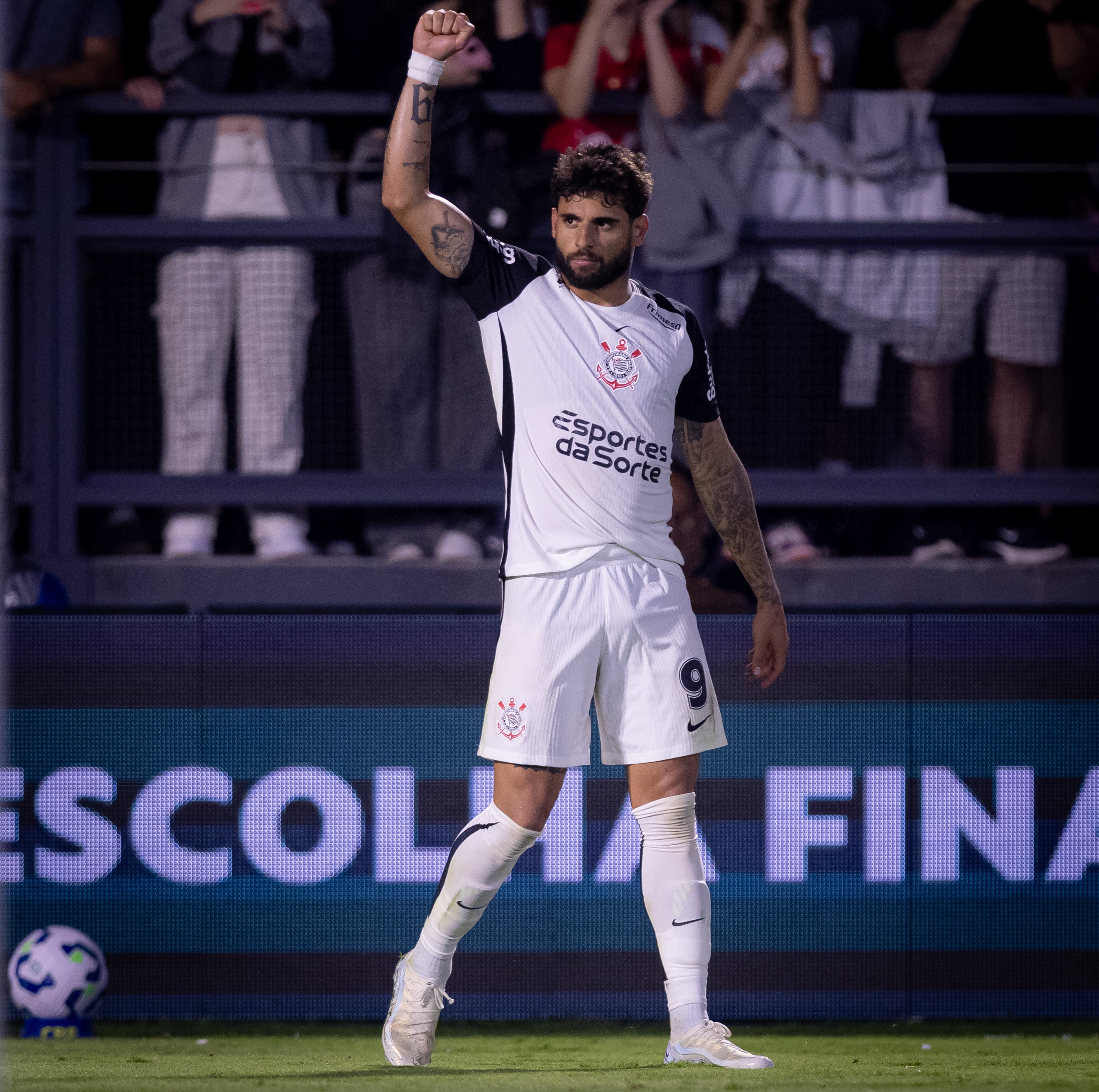 Corinthians desafia rival em Majestoso e visa encurtar distância para o G6 do Brasileirão