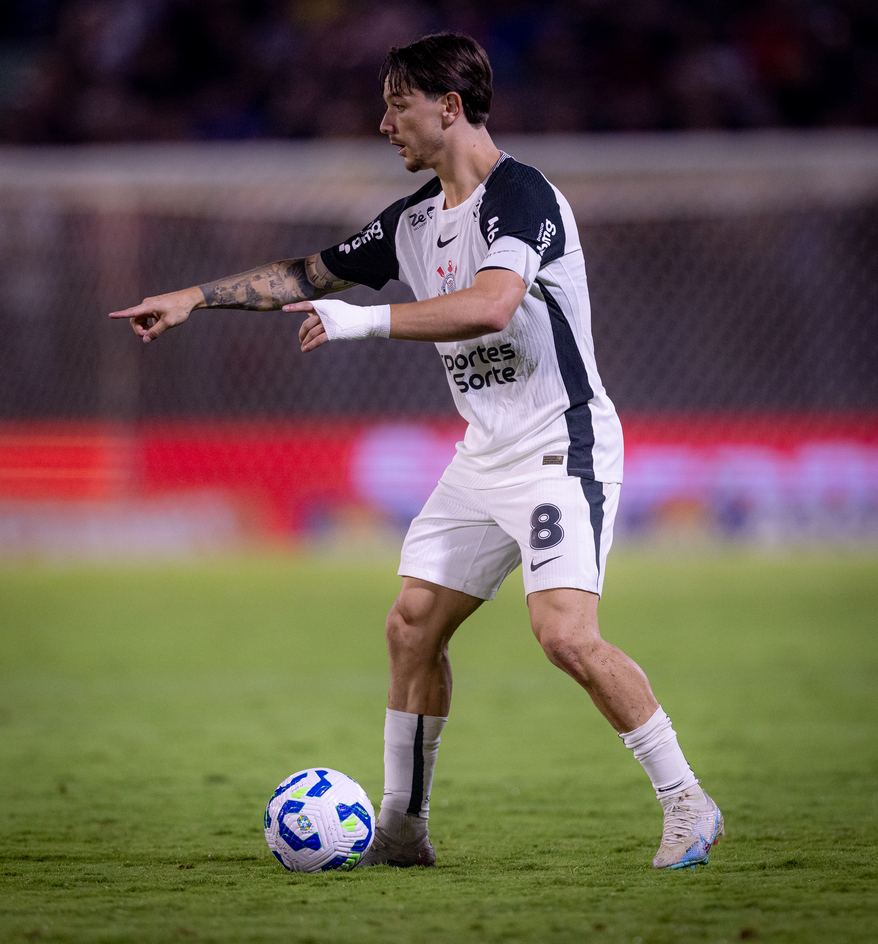 Corinthians enfrenta Bragantino e jogadores recebem notas baixas na amarga derrota em casa