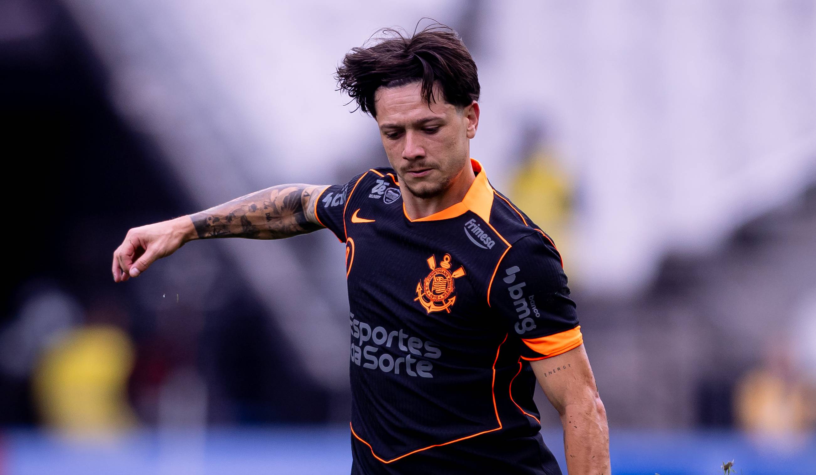 Dorival defende Garro após expulsão polêmica que o tirou do clássico contra o São Paulo