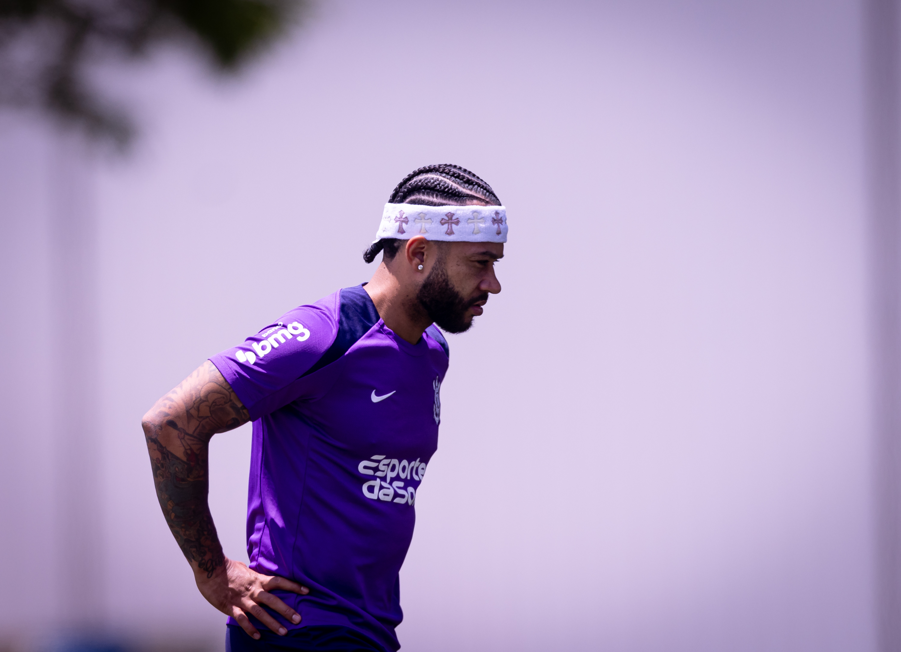 Depay sofre edema ósseo no joelho e pode desfalcar o Corinthians por até seis semanas