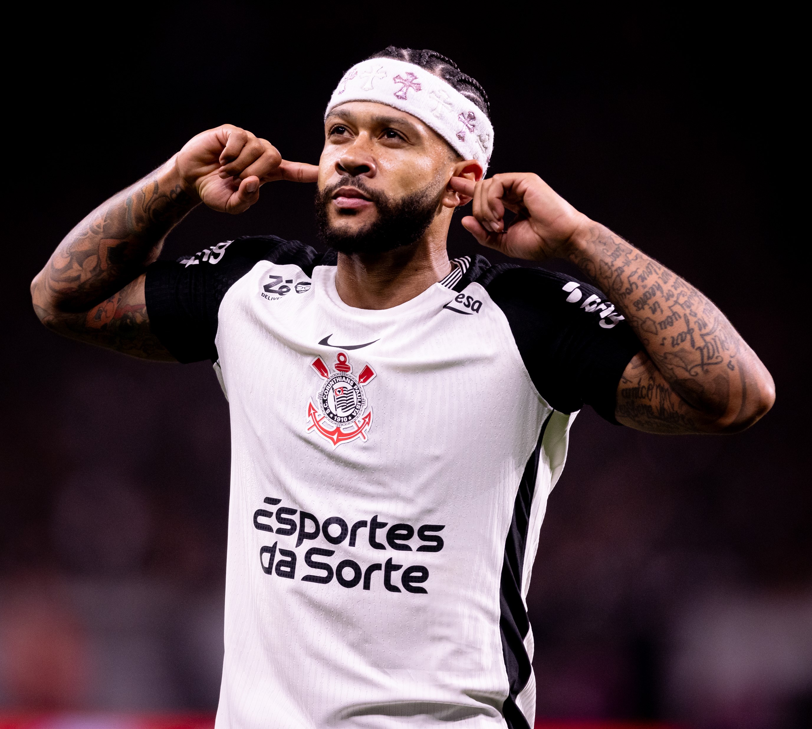 Futuro indefinido: Corinthians freia renovação e alerta para custo alto de Depay