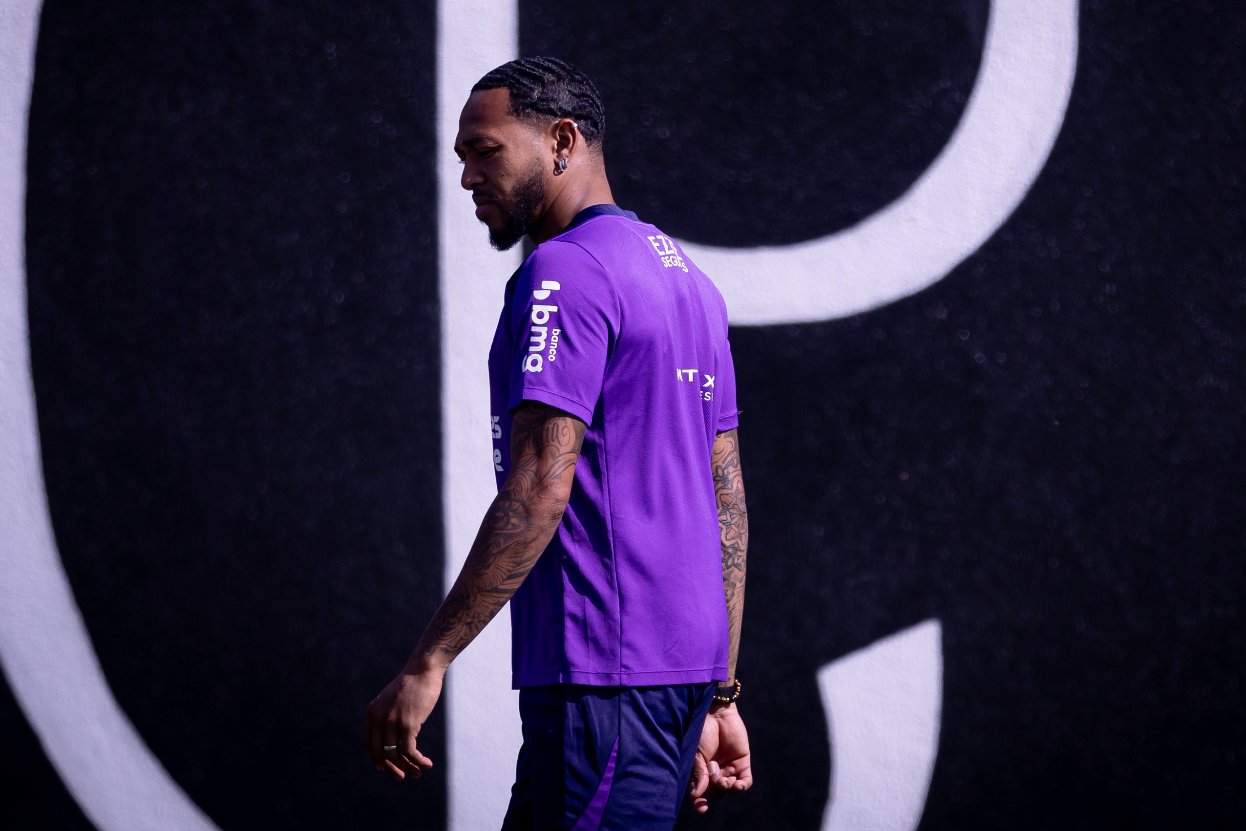 Corinthians decide multar Martínez em R$ 50 mil após expulsão polêmica contra o Cruzeiro