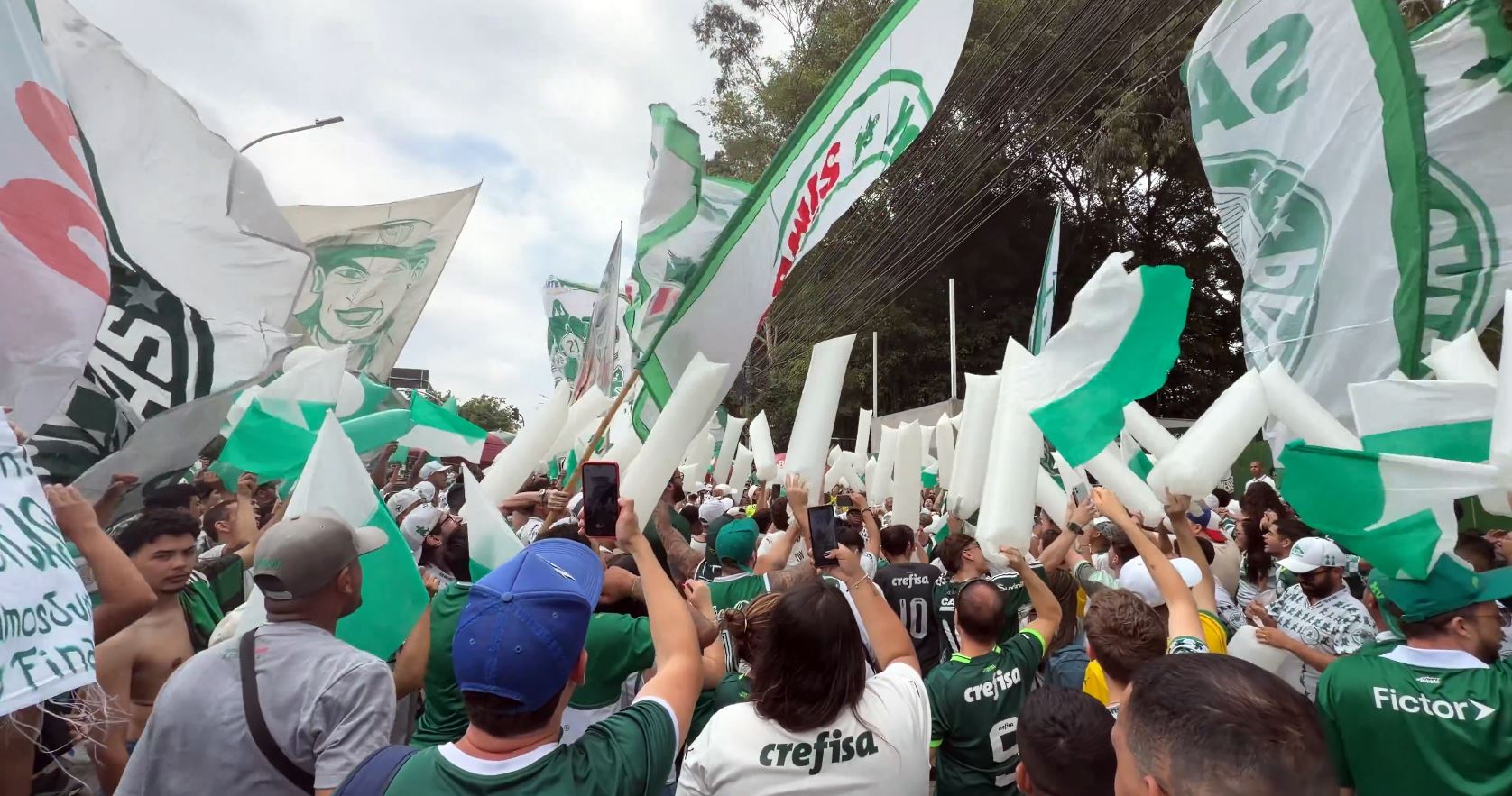 Torcida enlouquece e faz festa vibrante na Academia de Futebol em apoio ao elenco do Palmeiras