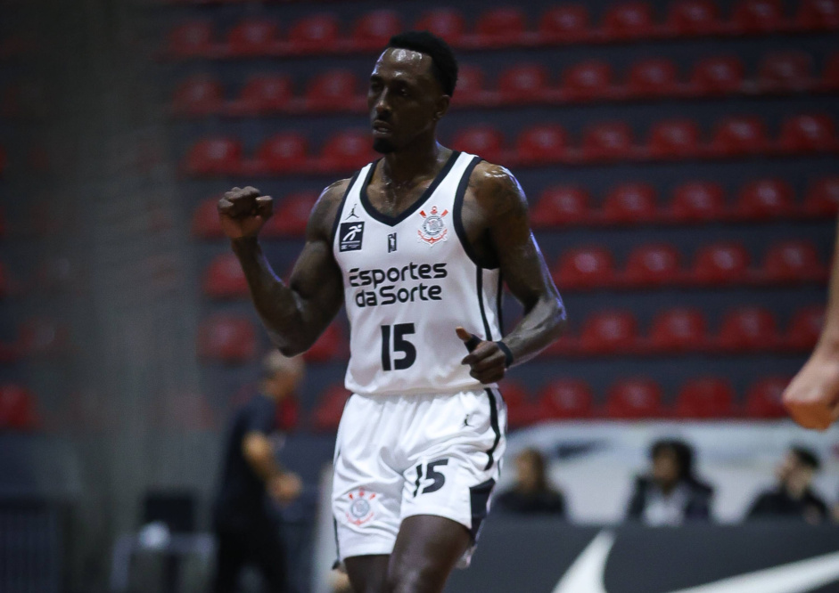 Corinthians dispara e conquista a sexta vitória consecutiva no NBB, derrotando o Mogi em grande jogo