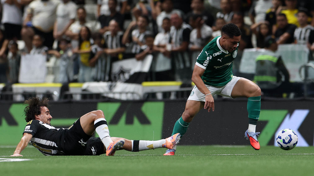 Vitor Roque admite pressão no início da carreira, mas vibra com evolução no Palmeiras