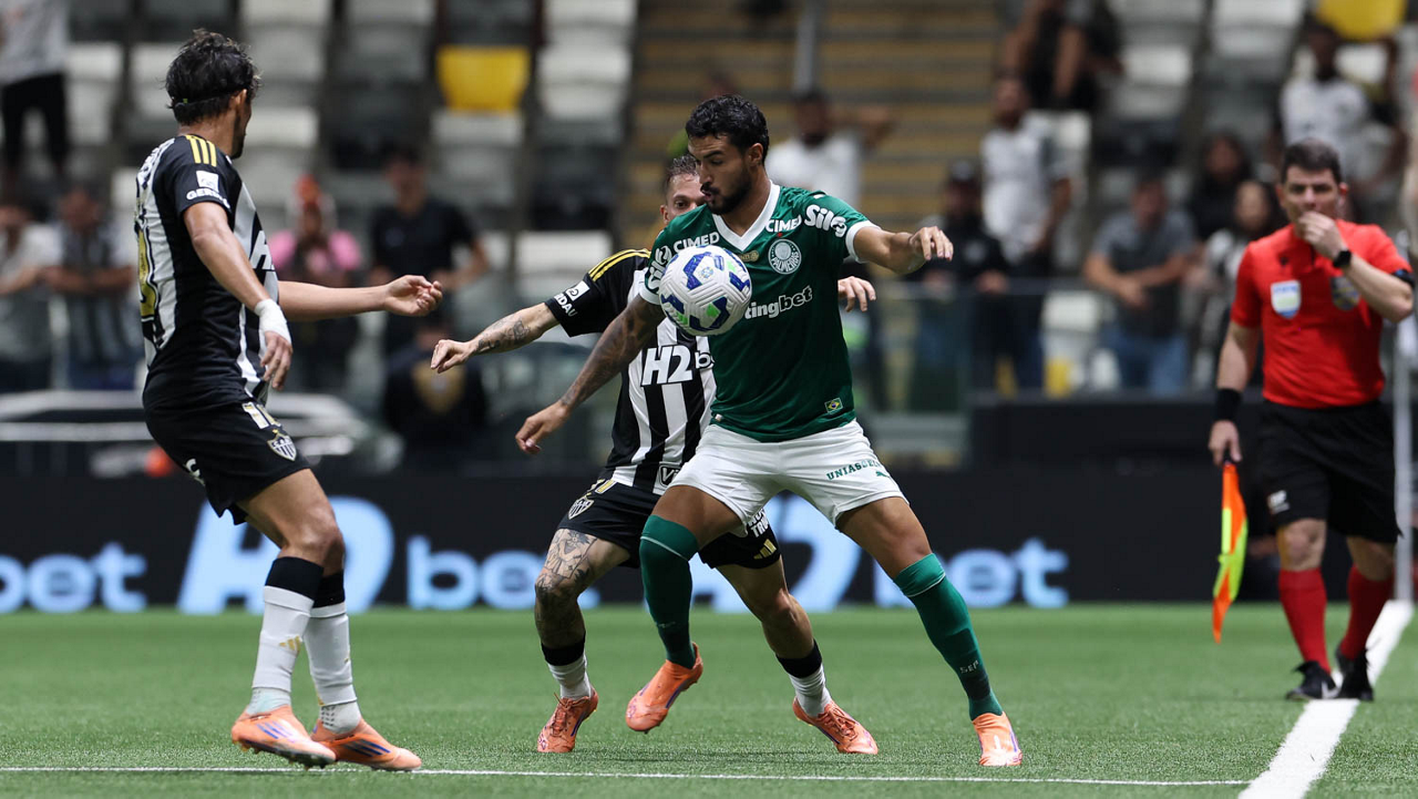 Em busca da vaga de titular, Jefté desafia Piquerez e mira a consolidação em 2026 com o Verdão