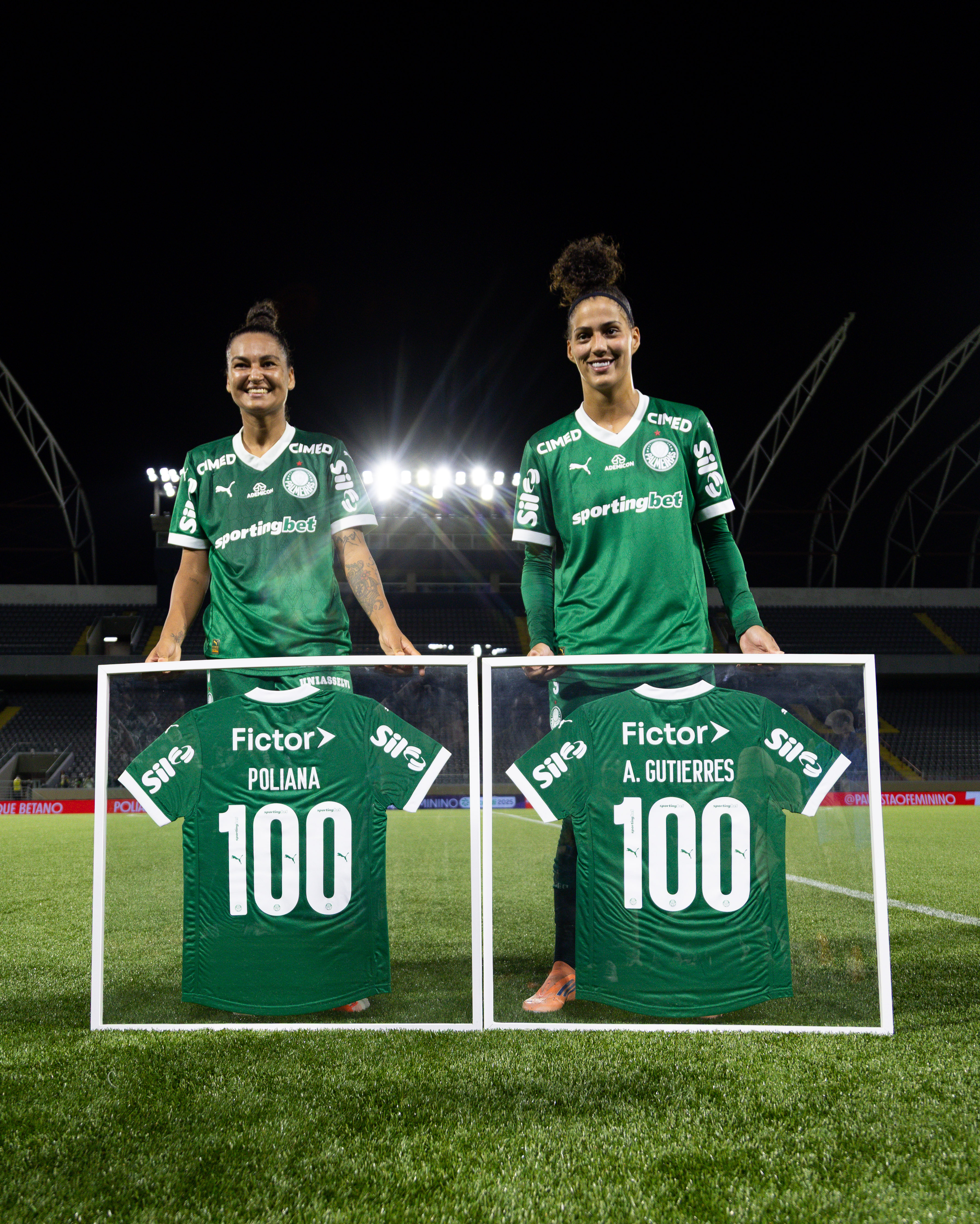 Palmeiras celebra dupla do feminino em grande estilo, marcando 100 jogos no clube