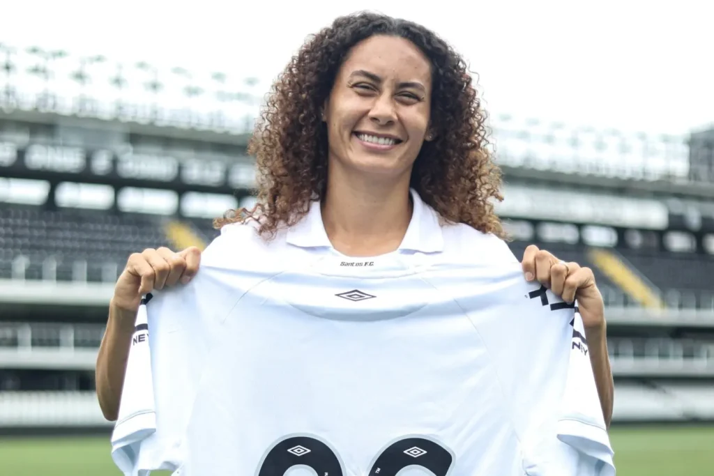 Santos renova com atacante do time feminino