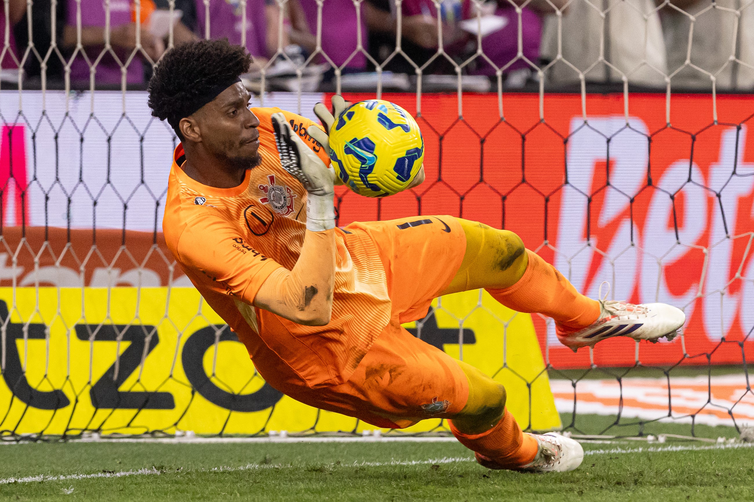 Hugo se destaca como herói do Corinthians, valoriza união do grupo e mira final da competição
