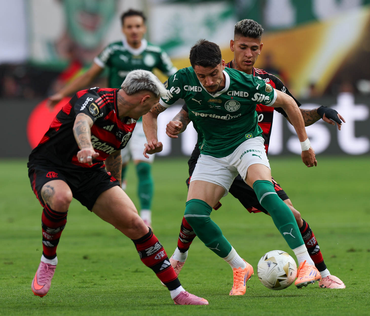 Torcedores reagem a desempenho regular de Piquerez no Palmeiras; expectativa era maior para 2025