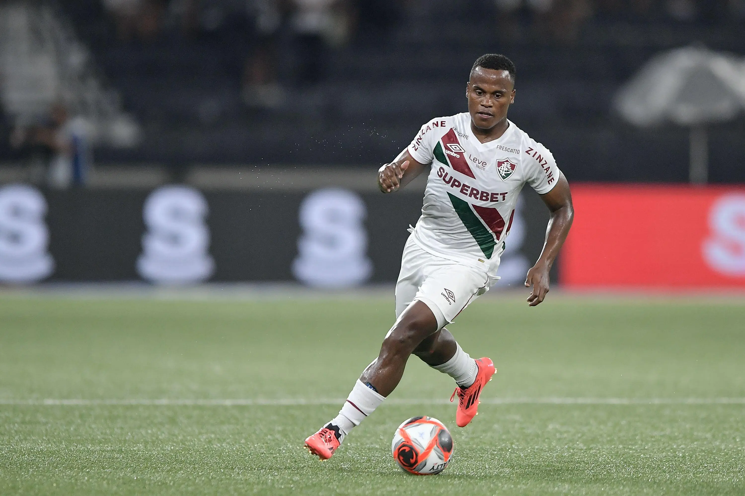 Arias provoca torcida do Fluminense em post e acirra ânimos após vitória do Flamengo