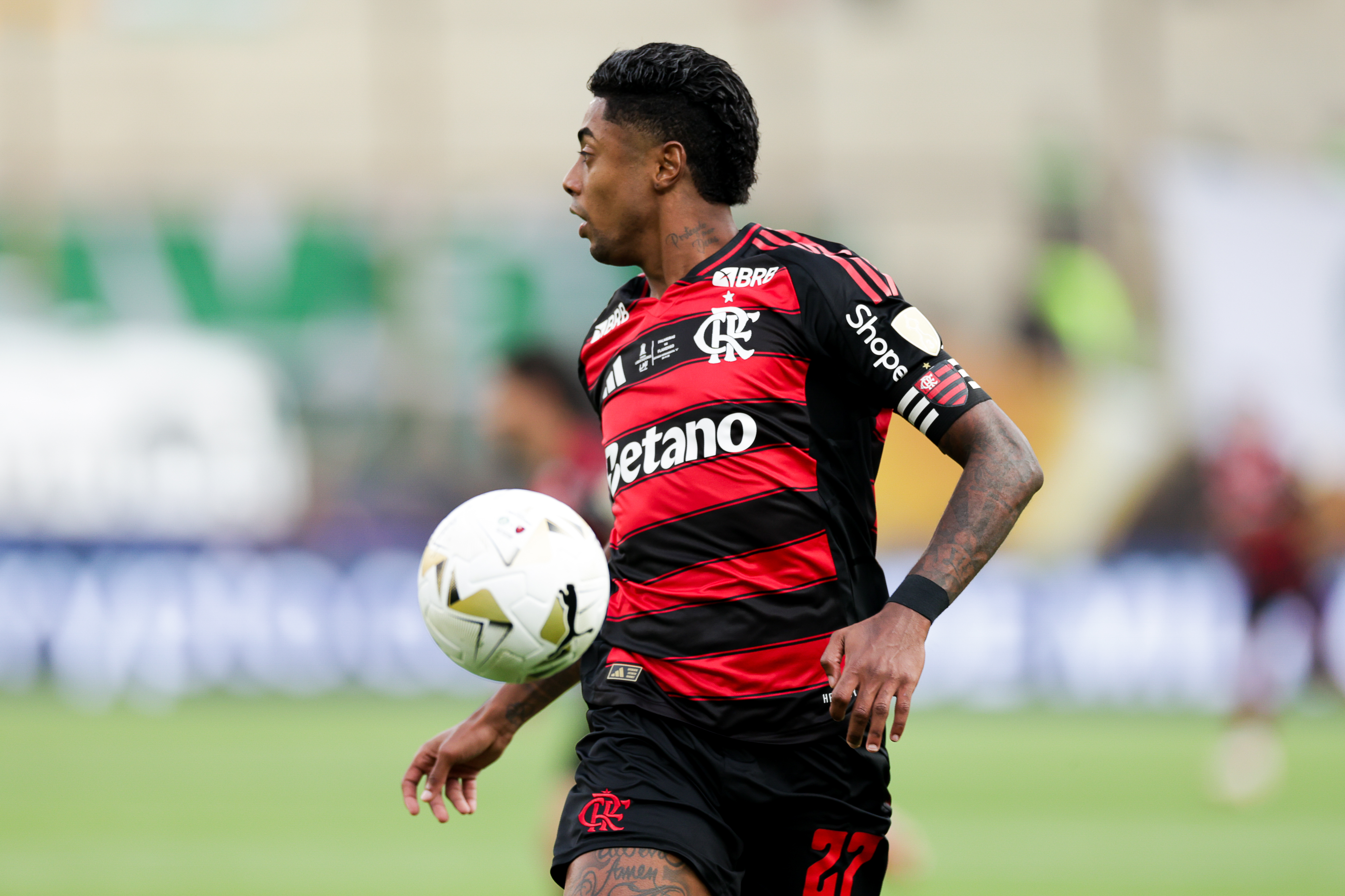 Bruno Henrique, atacante do Flamengo, se torna réu em caso de estelionato que agita os bastidores do futebol