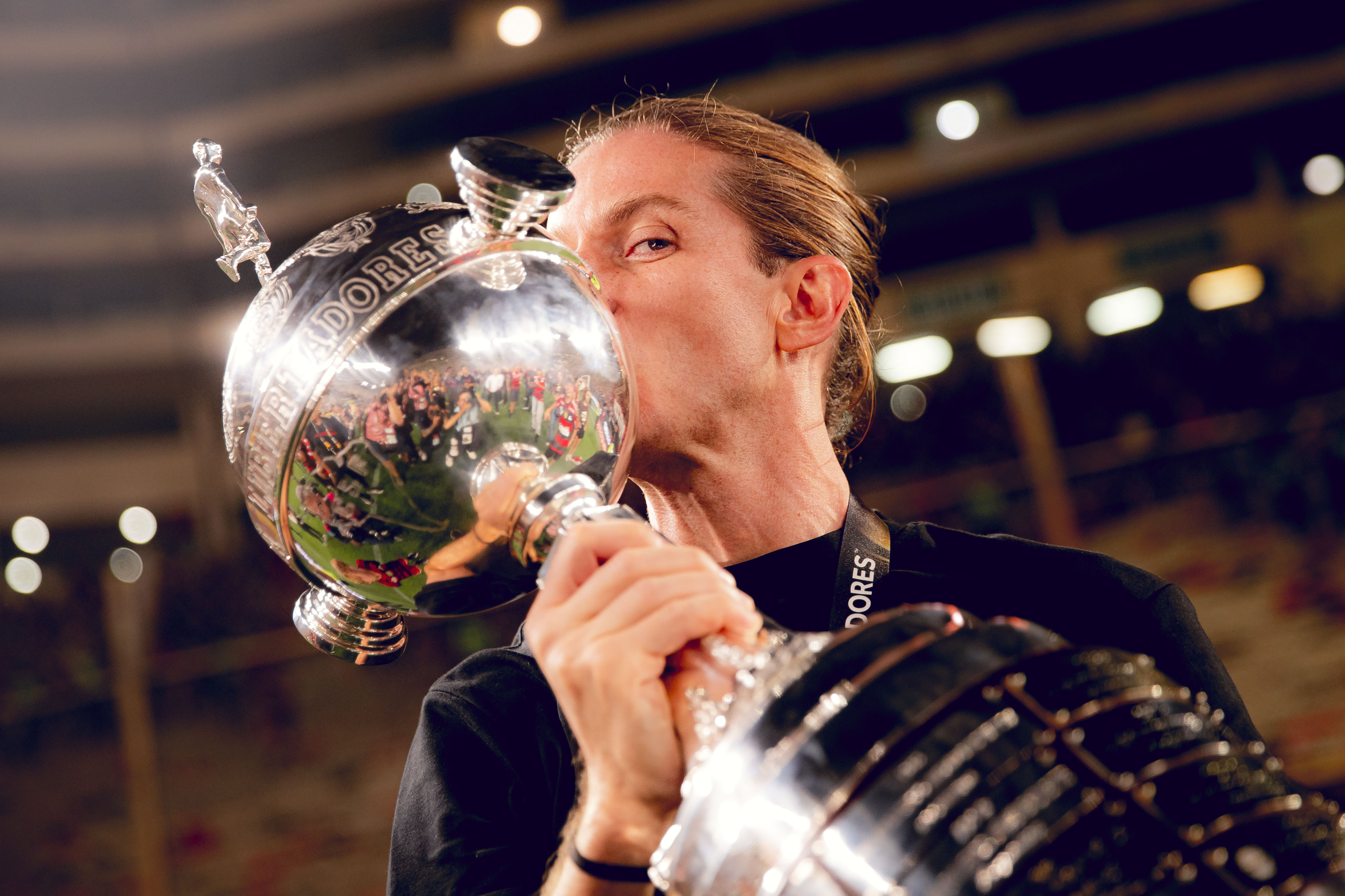 Filipe Luís estende vínculo com Flamengo até 2027 e garante continuidade ao projeto rubro-negro