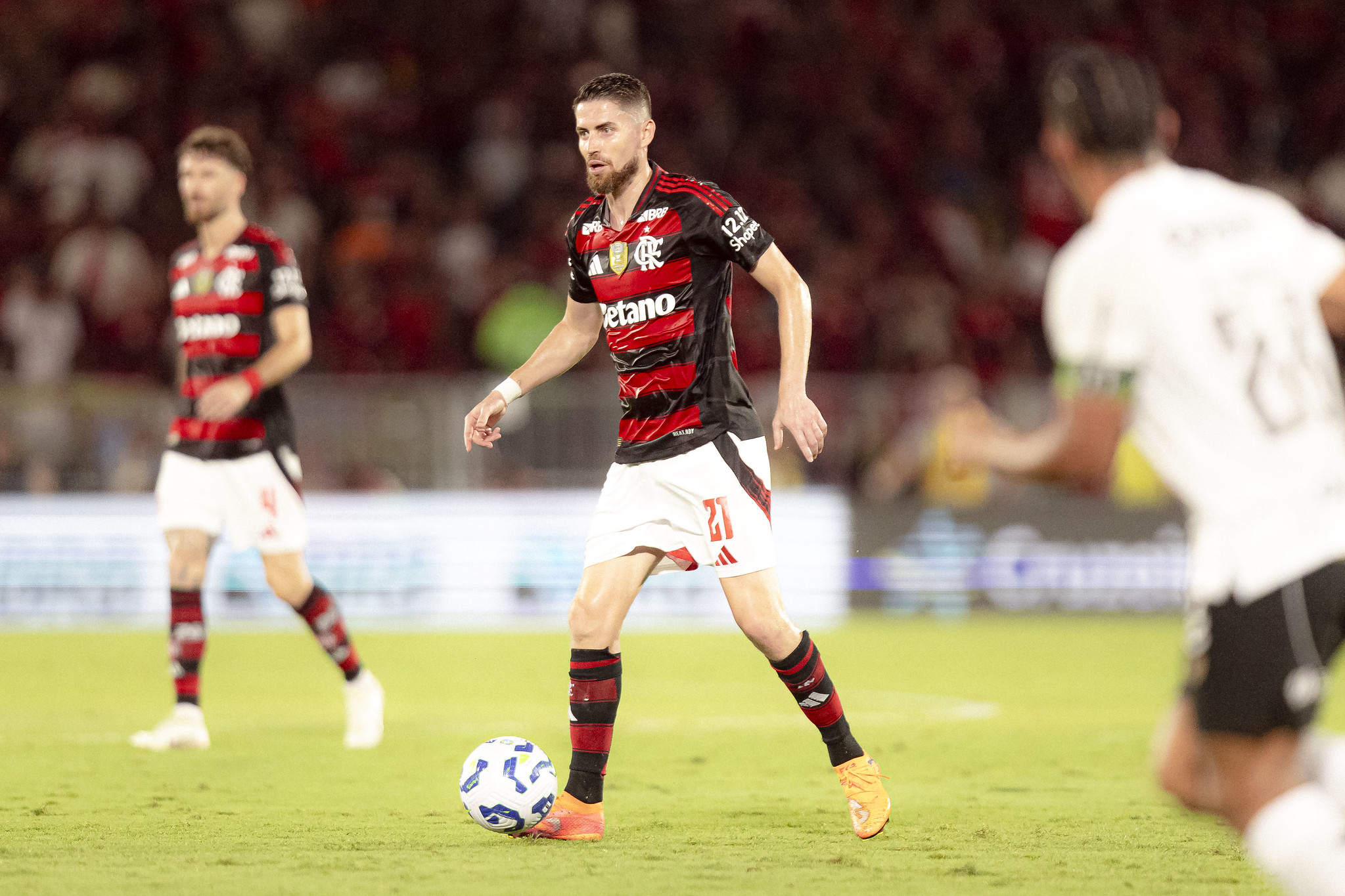 Jorginho destaca união do Flamengo e divide créditos pelos títulos: Elenco sem ego