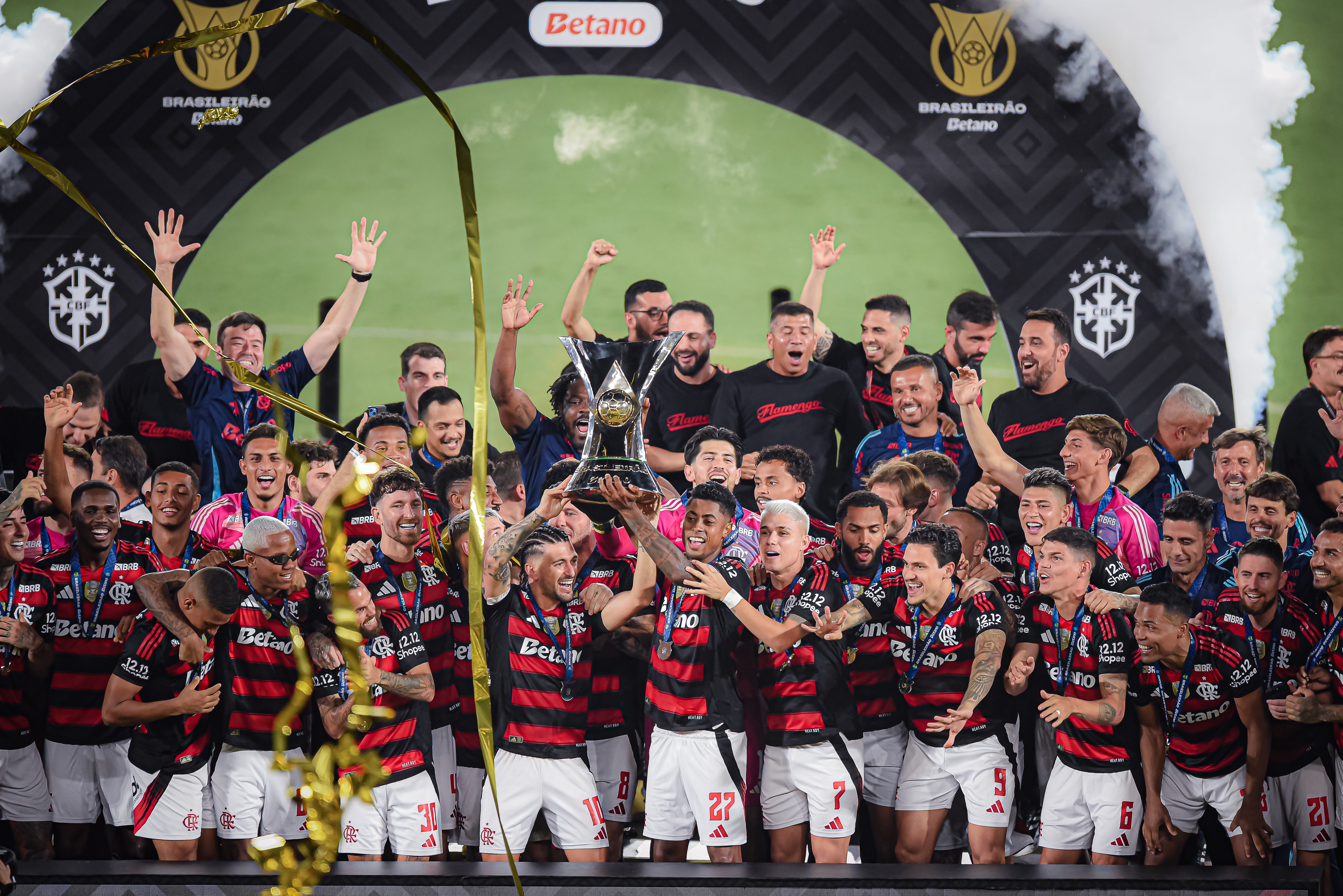 Flamengo reage à pressão e conquista o Brasileiro após cinco anos de espera histórica