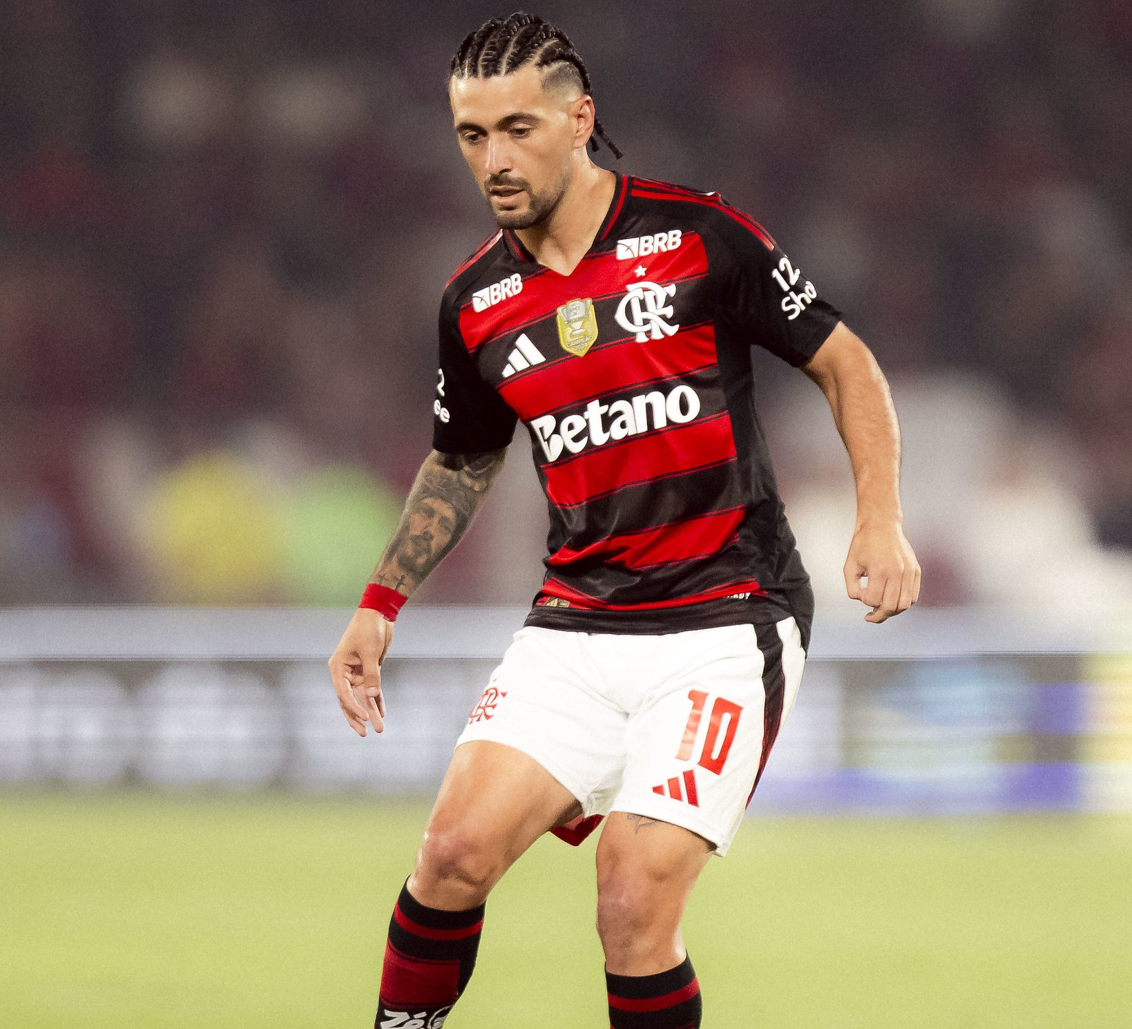 Arrascaeta voa alto em 2025 e brilha, conquistando títulos e transformando a temporada do Flamengo