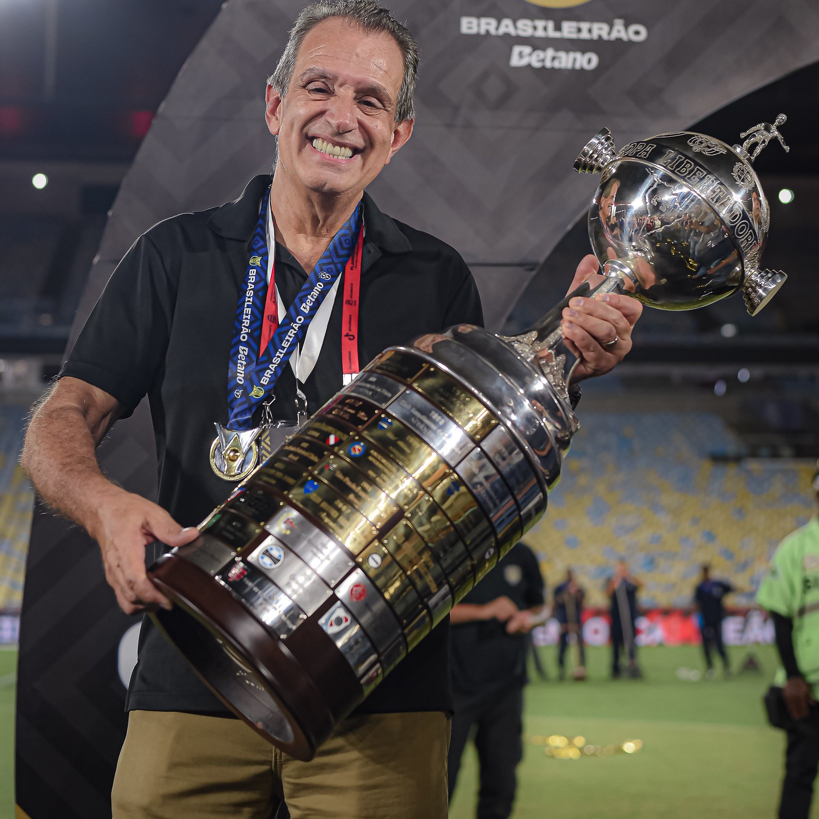 Celebrando a dobradinha, presidente do Flamengo dispara contra críticos: Desespero dos hipócritas