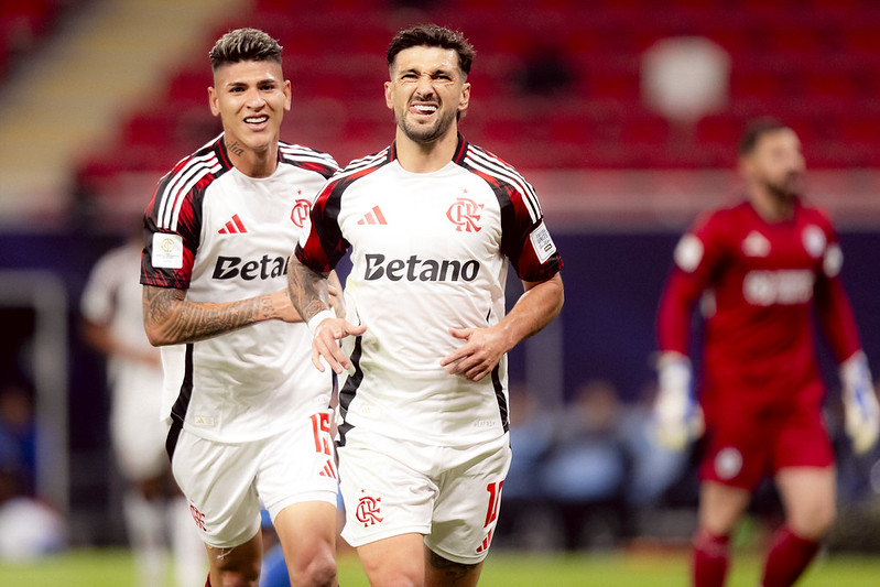 Arrascaeta brilha, Flamengo supera Cruz Azul e garante vaga na semifinal do Intercontinental