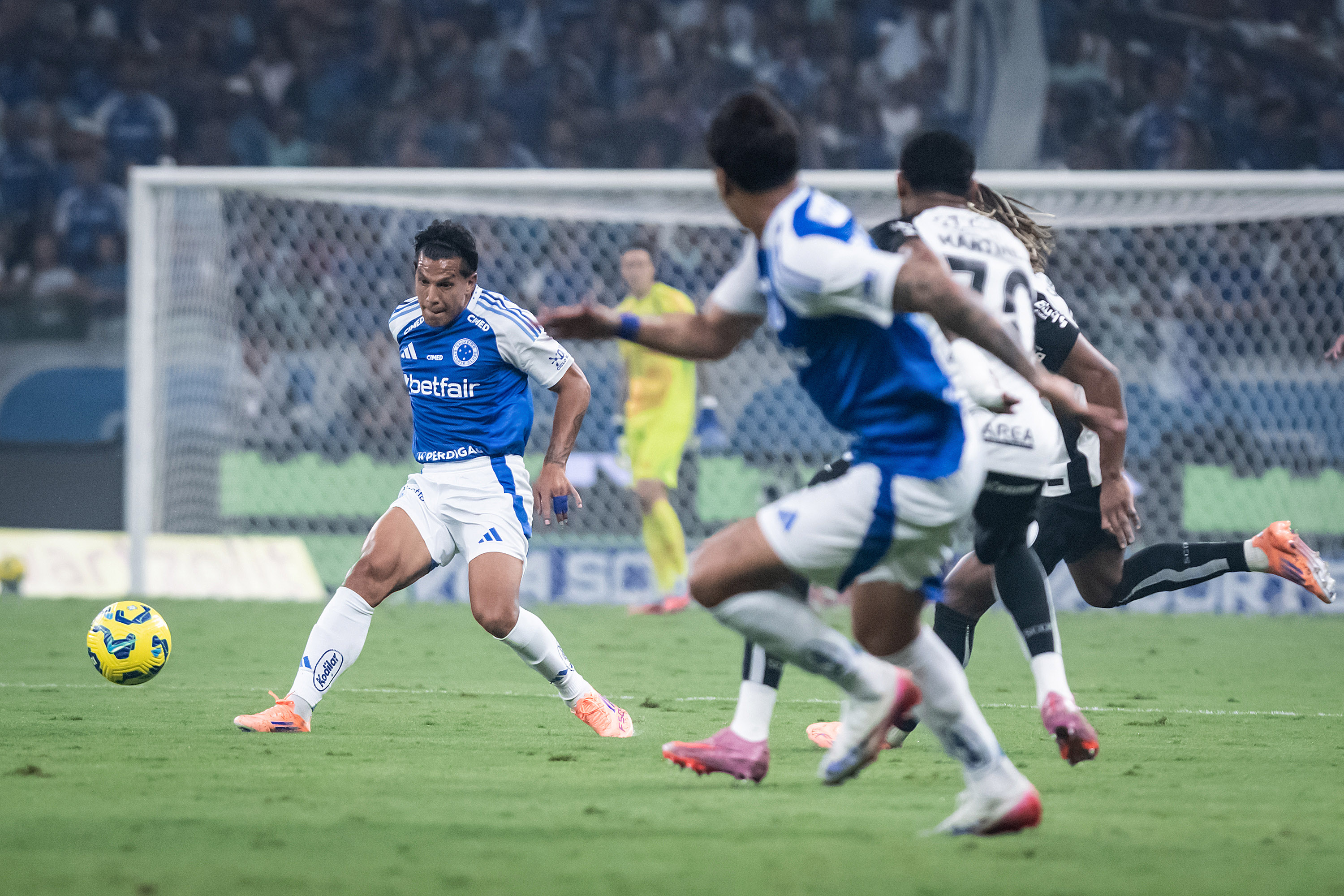 Corinthians dispara na semifinal com gol de Memphis, supera Cruzeiro e busca a final