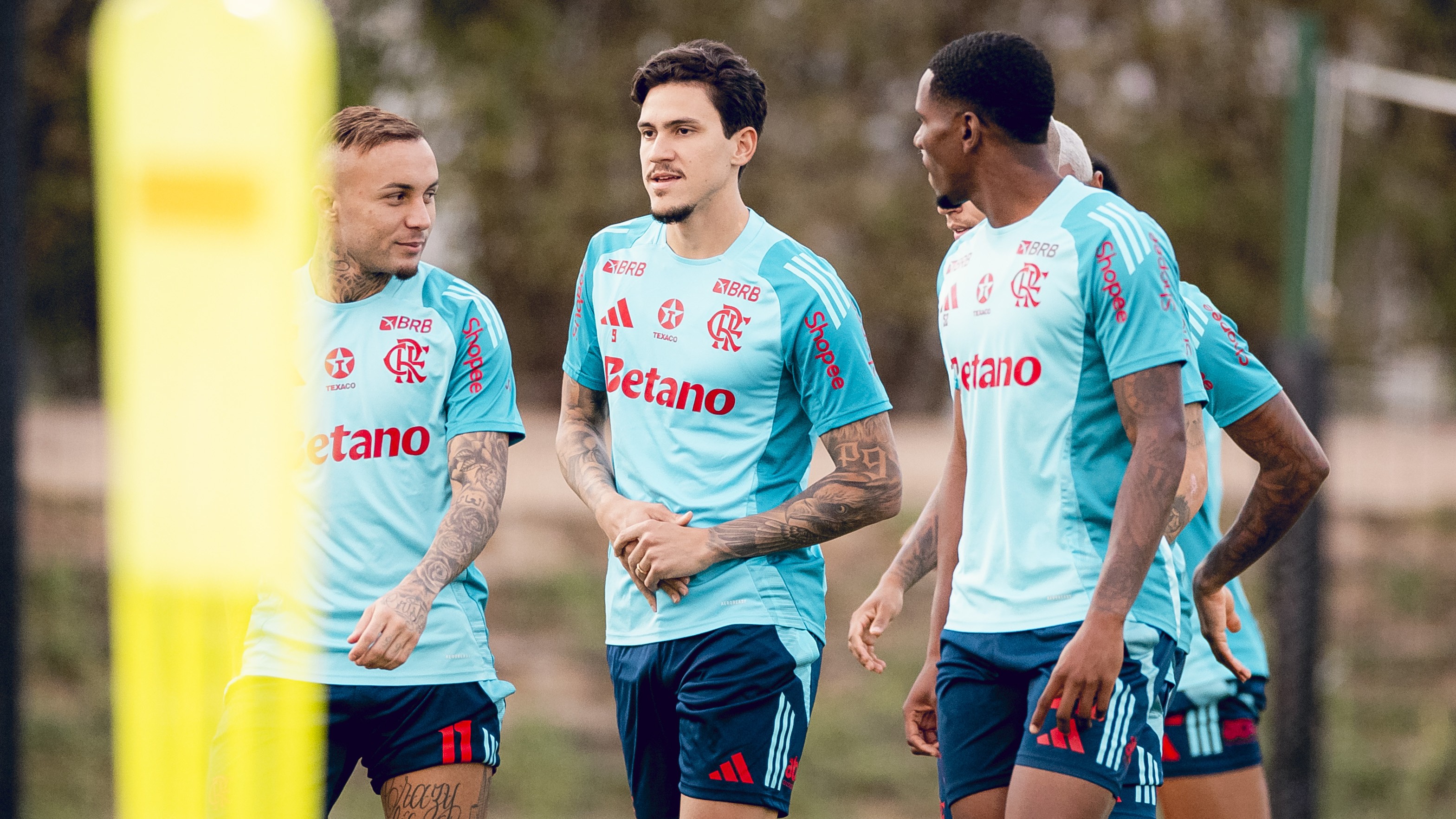 Pedro volta a treinar com bola e gera expectativa no Flamengo após retorno aos treinos