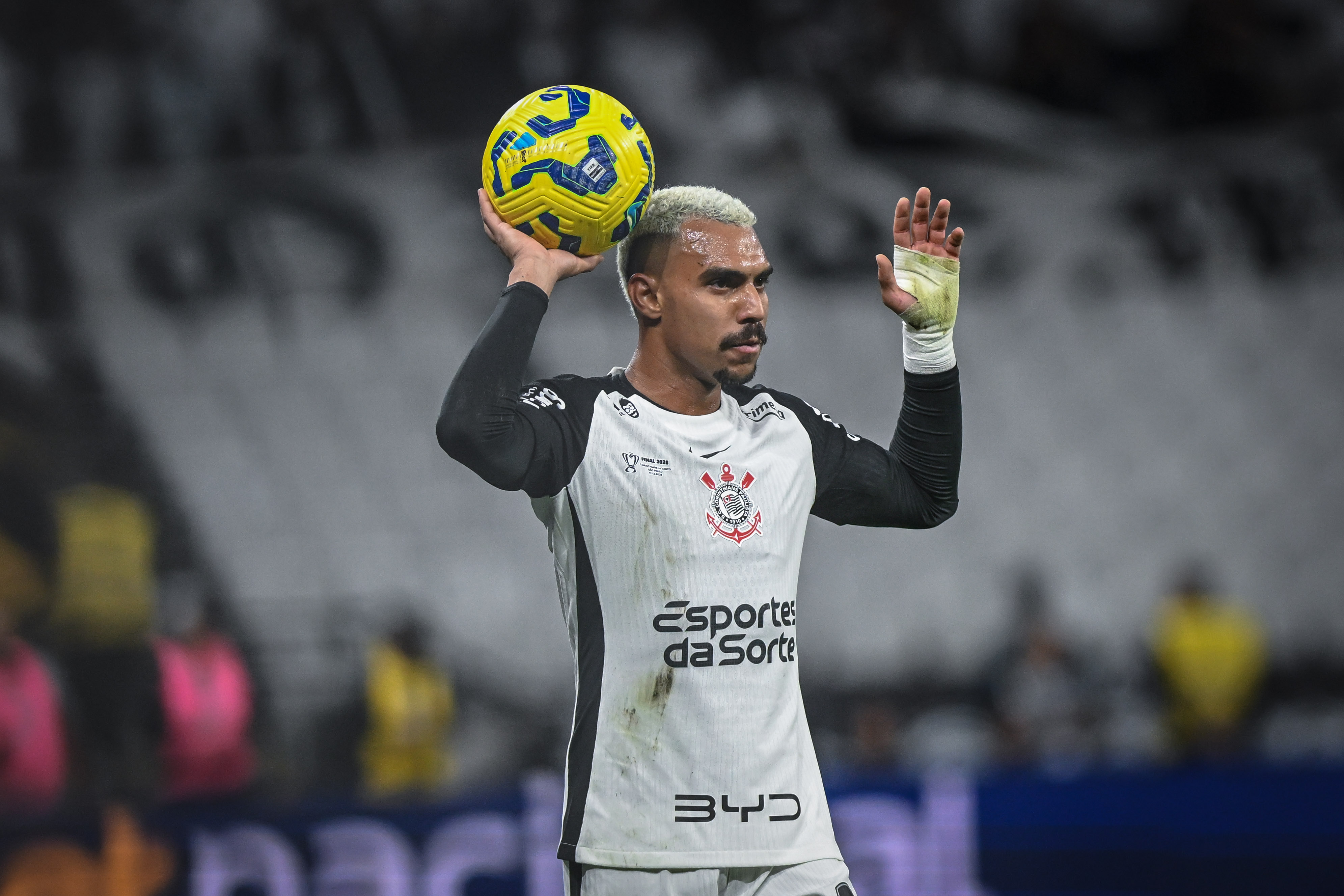 Matheuzinho é aclamado pela torcida do Corinthians, que vê grande potencial na temporada do jovem talento