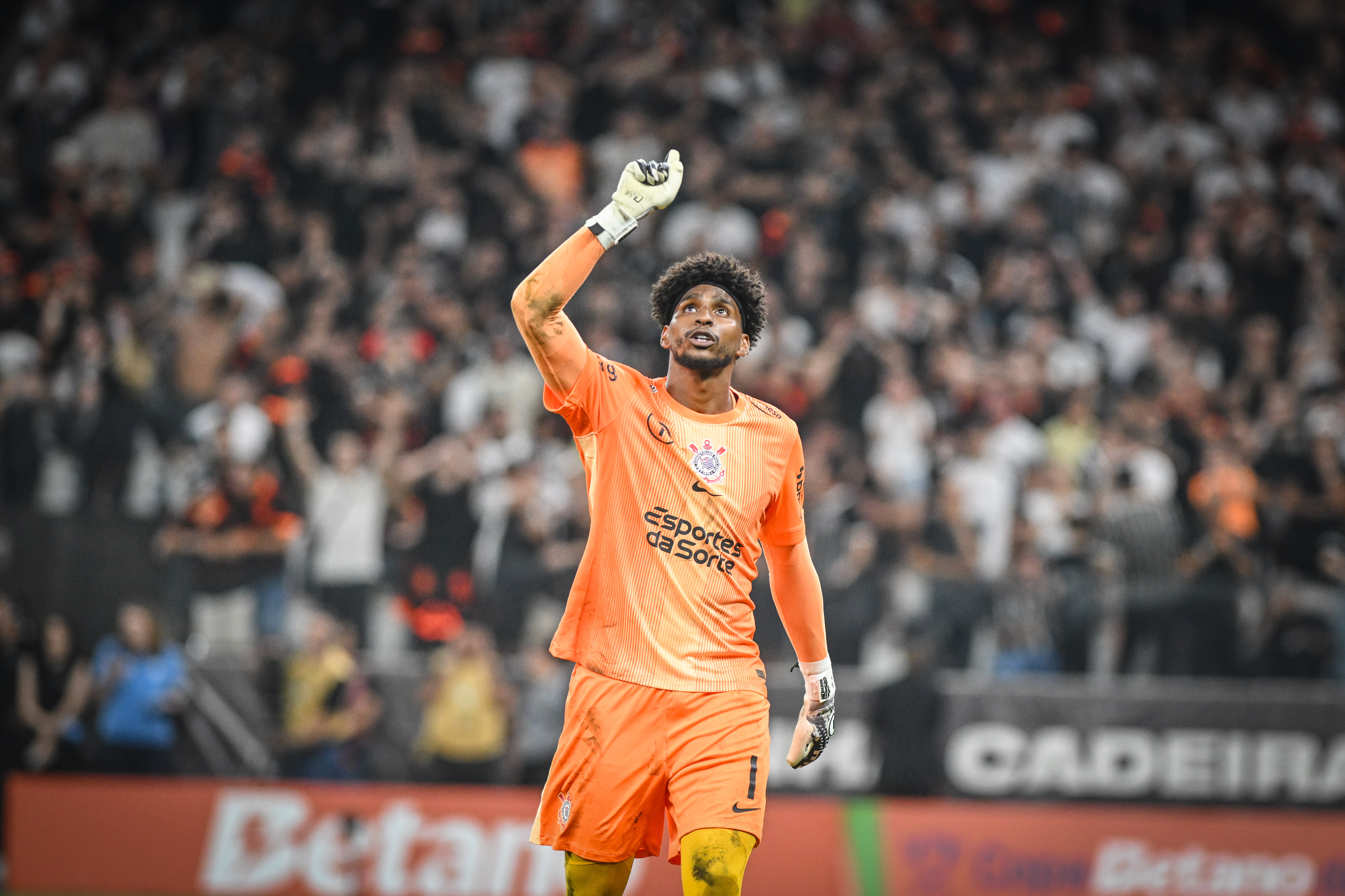 Torcedores do Corinthians vedem temporada de Hugo Souza como 