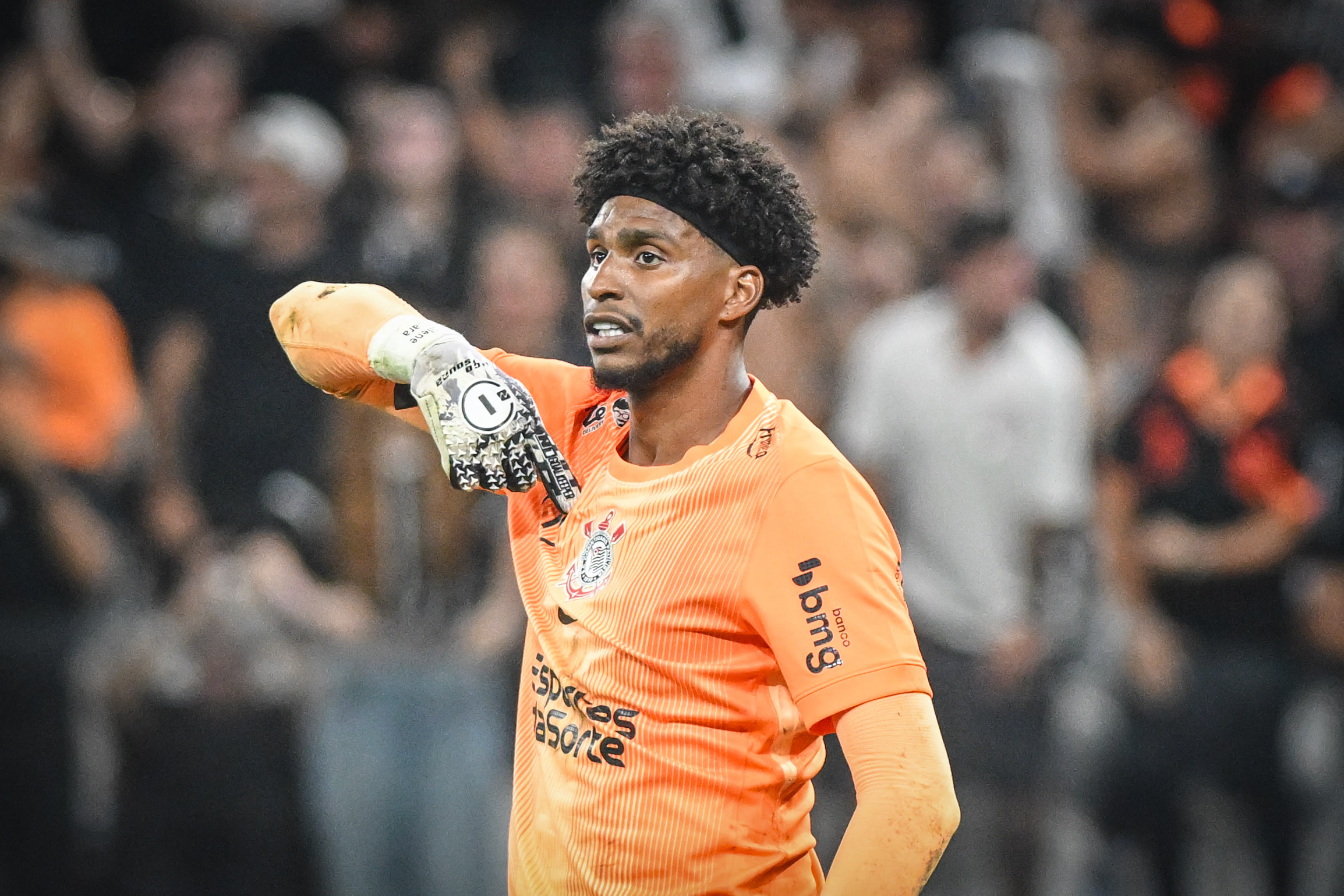 Corinthians contesta oferta do Milan e mantém goleiro Hugo Souza em seus planos principais