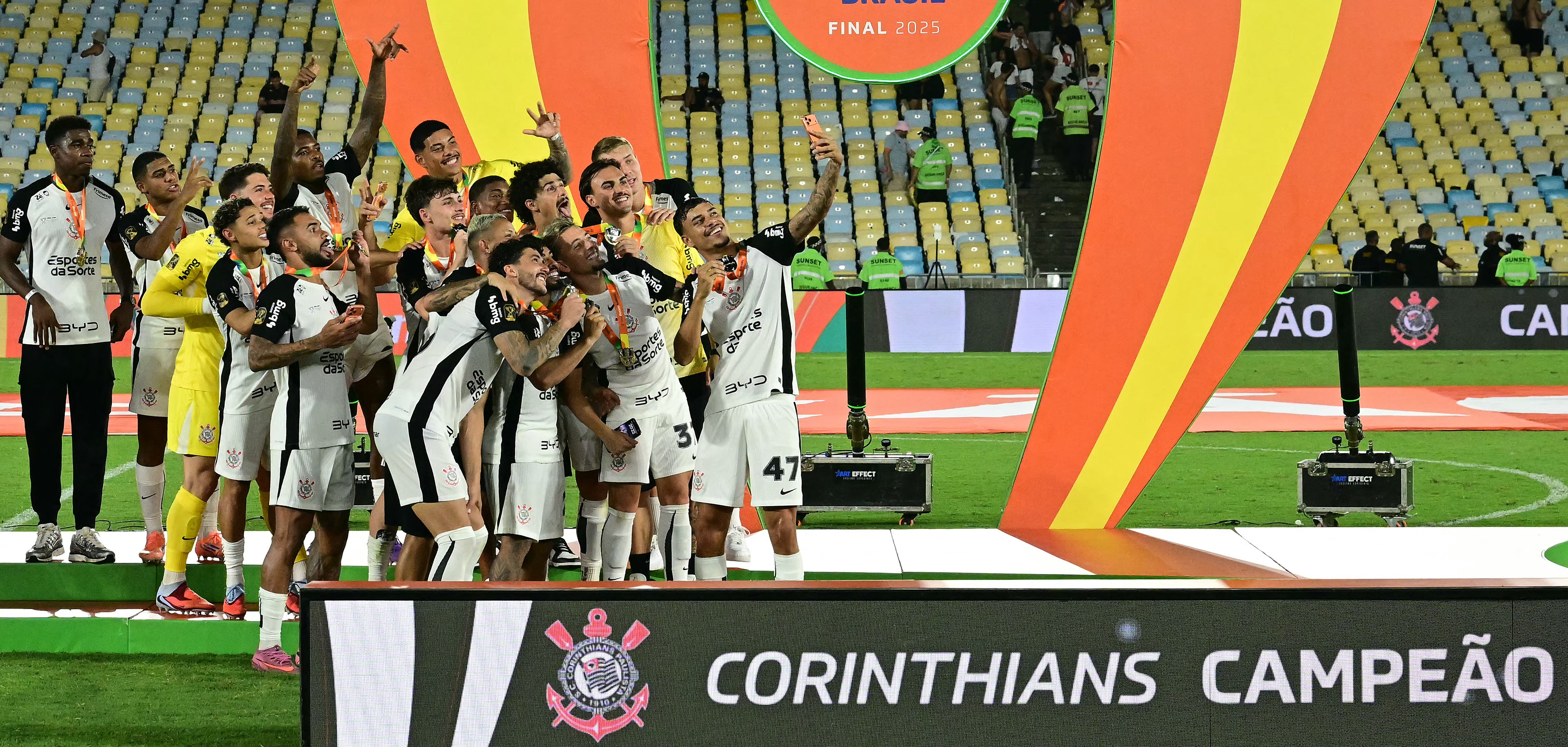 Corinthians desafia adversidades, supera crise e conquista título nacional em grande estilo
