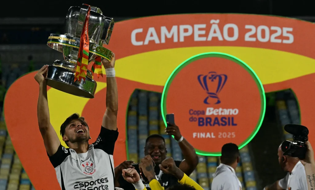 Romero conquista mais um título pelo Corinthians e se despede com chave de ouro na temporada