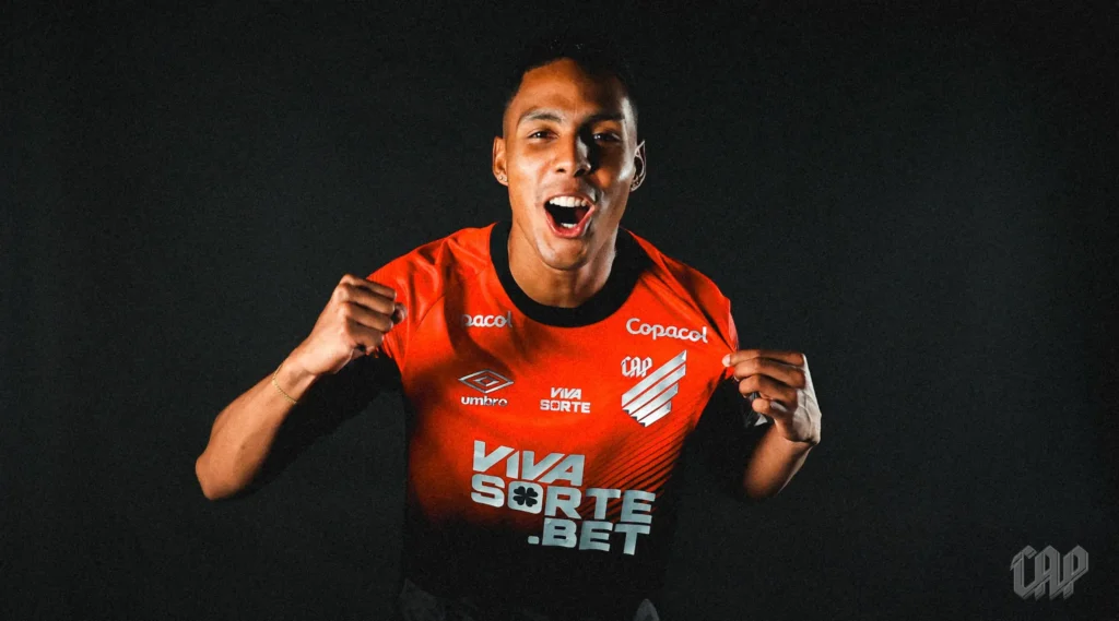 O Athletico Paranaense anunciou a contratação do meio-campista colombiano Alejandro García, de 24 anos.