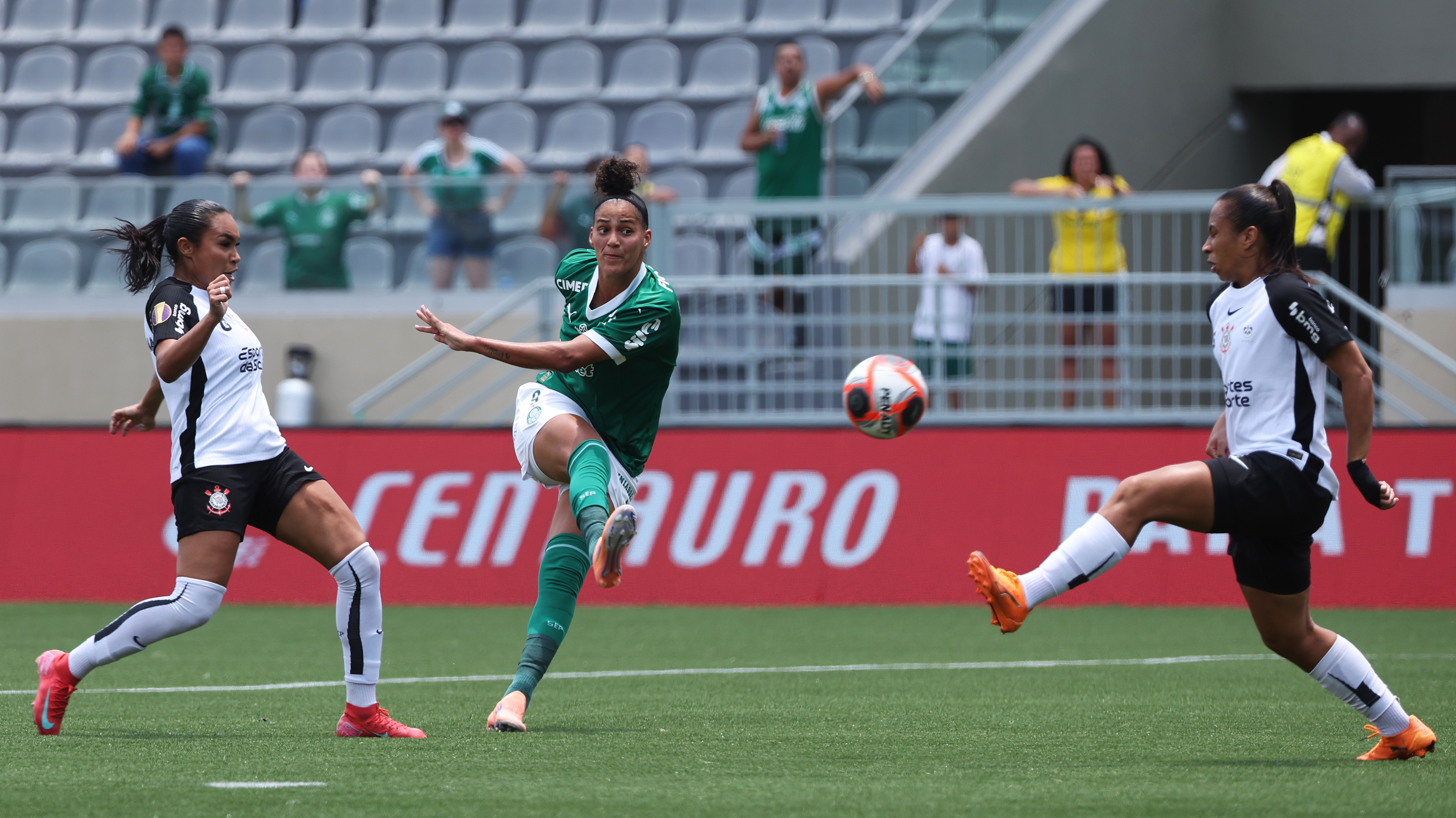 Palmeiras dispara sobre o Corinthians: 5 a 0 em jogo decisivo para o título do Paulista feminino