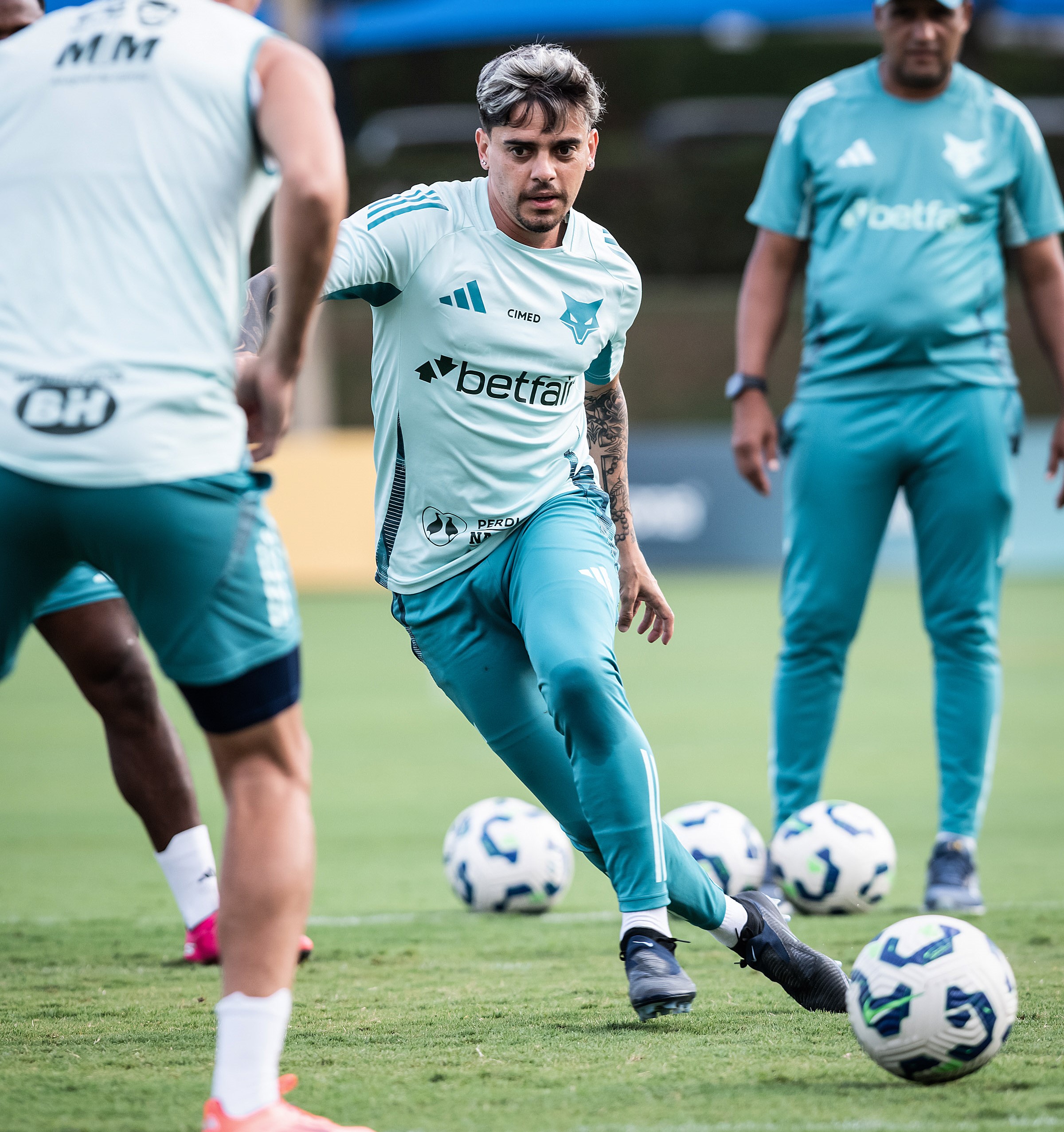 Cruzeiro avalia custos e não deve pagar multa para escalar Fagner contra o Corinthians