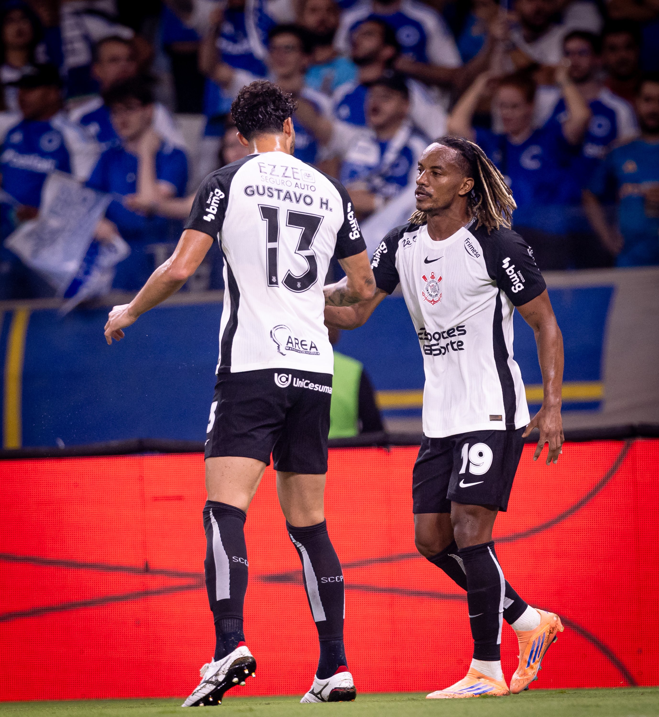 Corinthians brilha em campo e reage com força na vitória sobre o Cruzeiro; veja as notas dos jogadores!