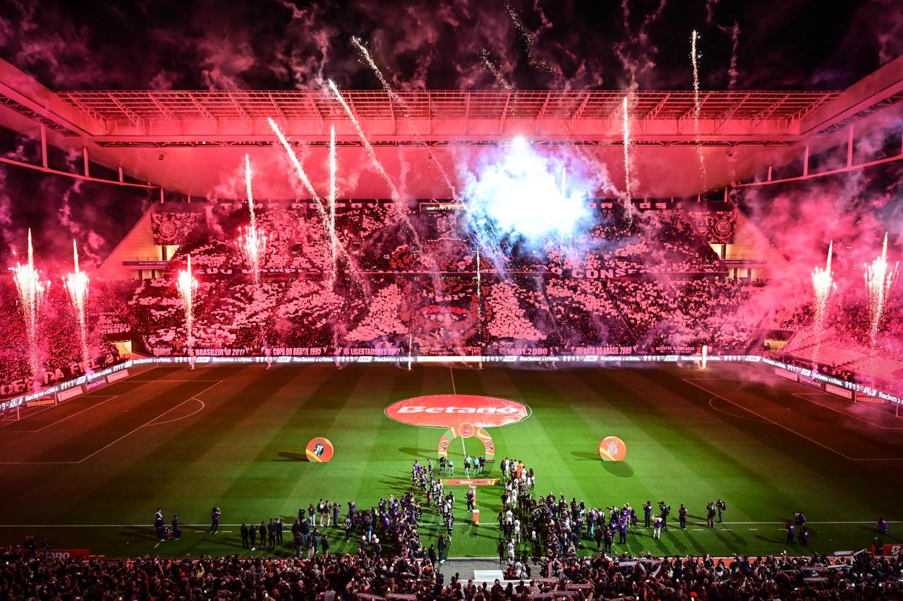 Torcida do Corinthians reage com festa e provocações, mas frustração impera na final