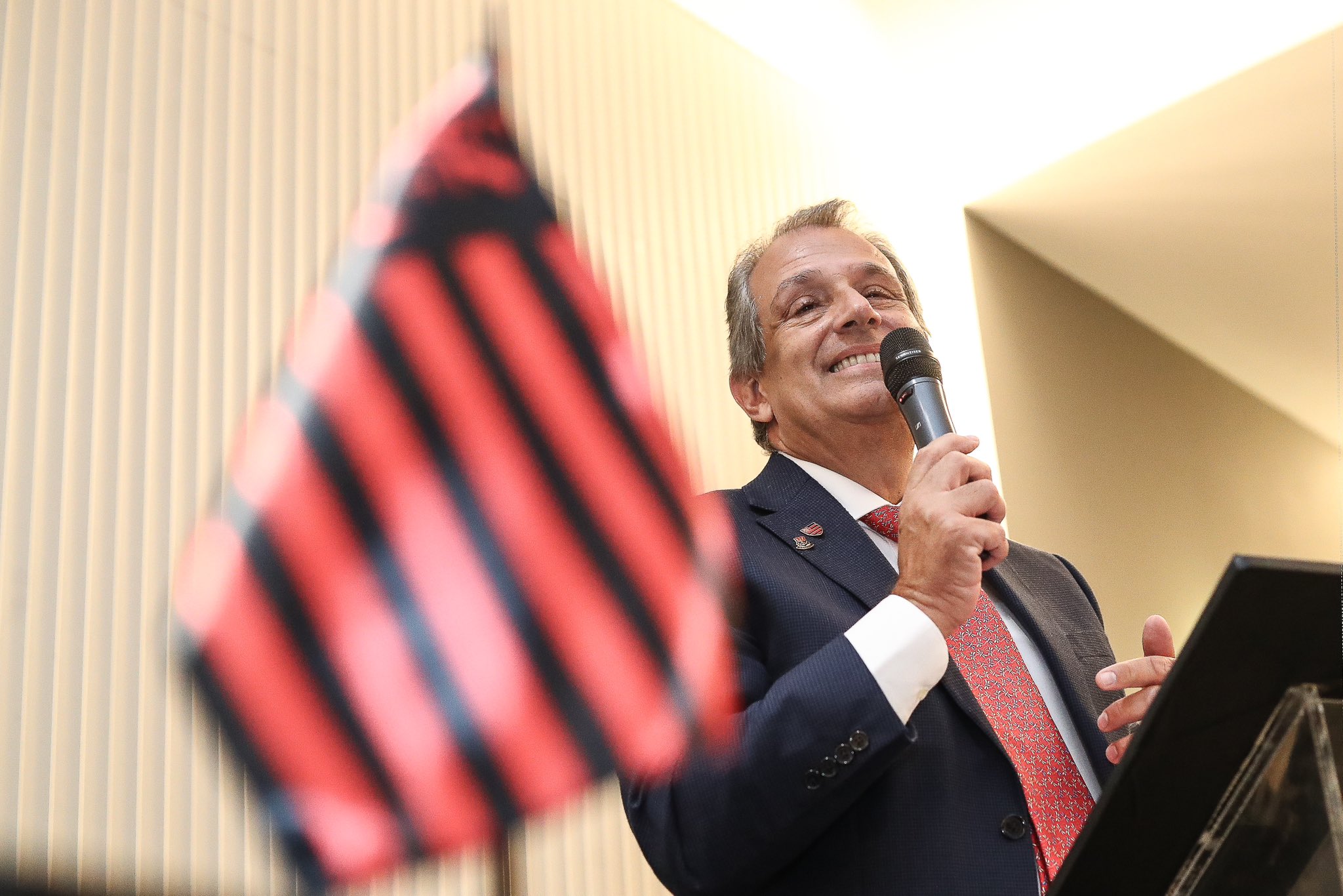 Presidente do Flamengo dispara críticas a jornalista da Globo, provocando protestos entre fãs
