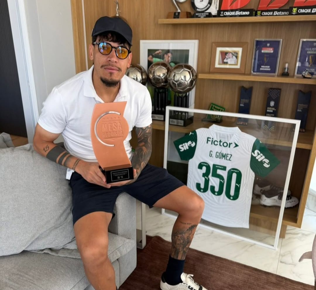 Gustavo Gómez desabafa sobre título perdido e exibe Troféu Mesa Redonda em temporada decepcionante