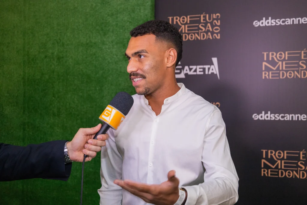 Matheuzinho cita bloqueio de reforços e explica irregularidade do Corinthians em 2025