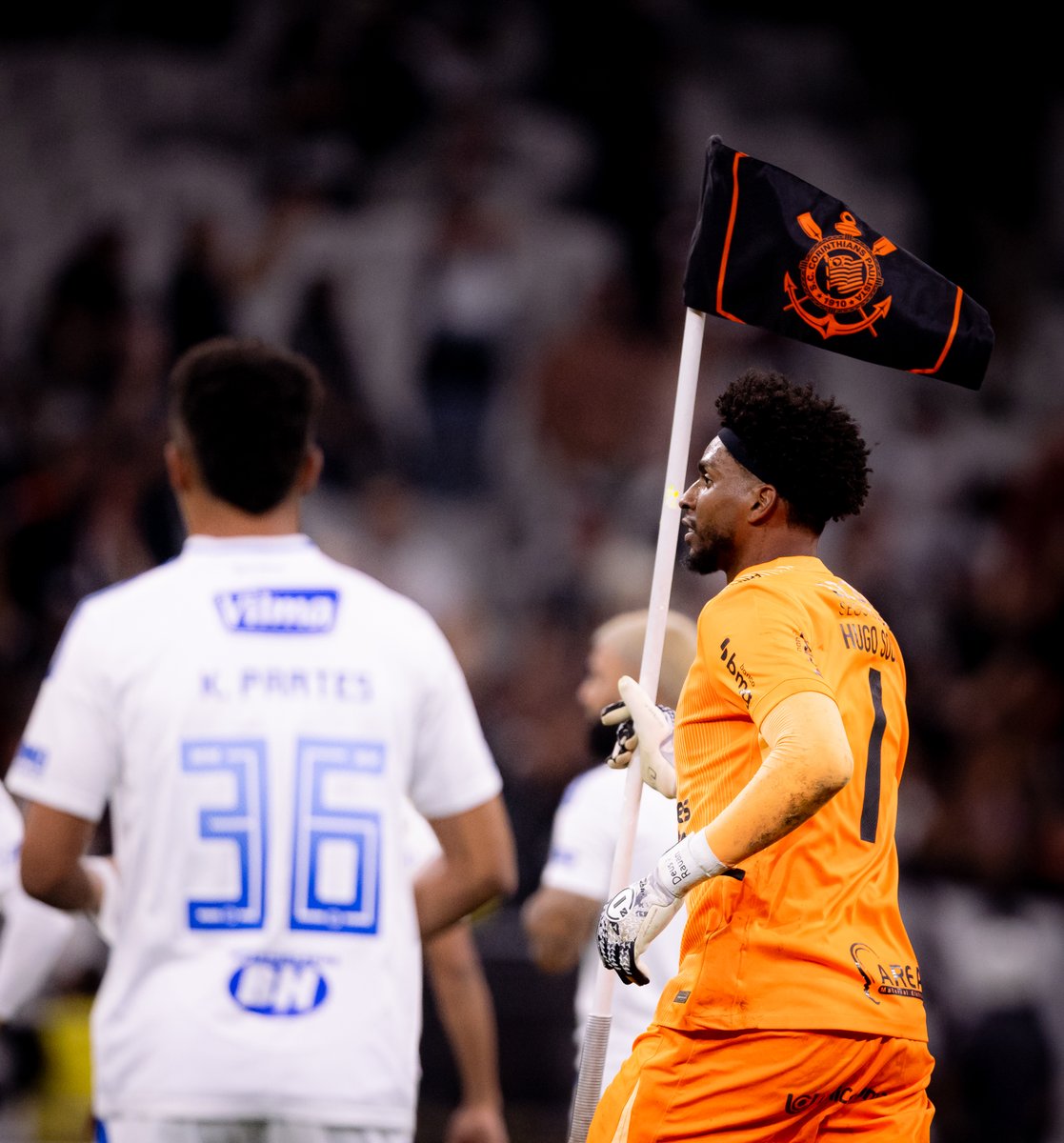 Hugo Souza brilha nos pênaltis e se aproxima de marca histórica no Corinthians