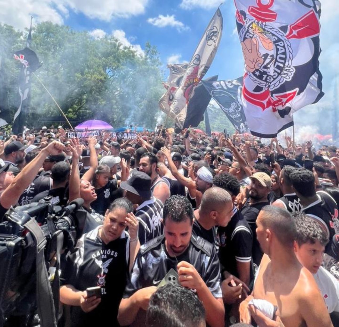 Torcida do Corinthians faz festa e vibra com elenco em saída para a decisão da Copa do Brasil